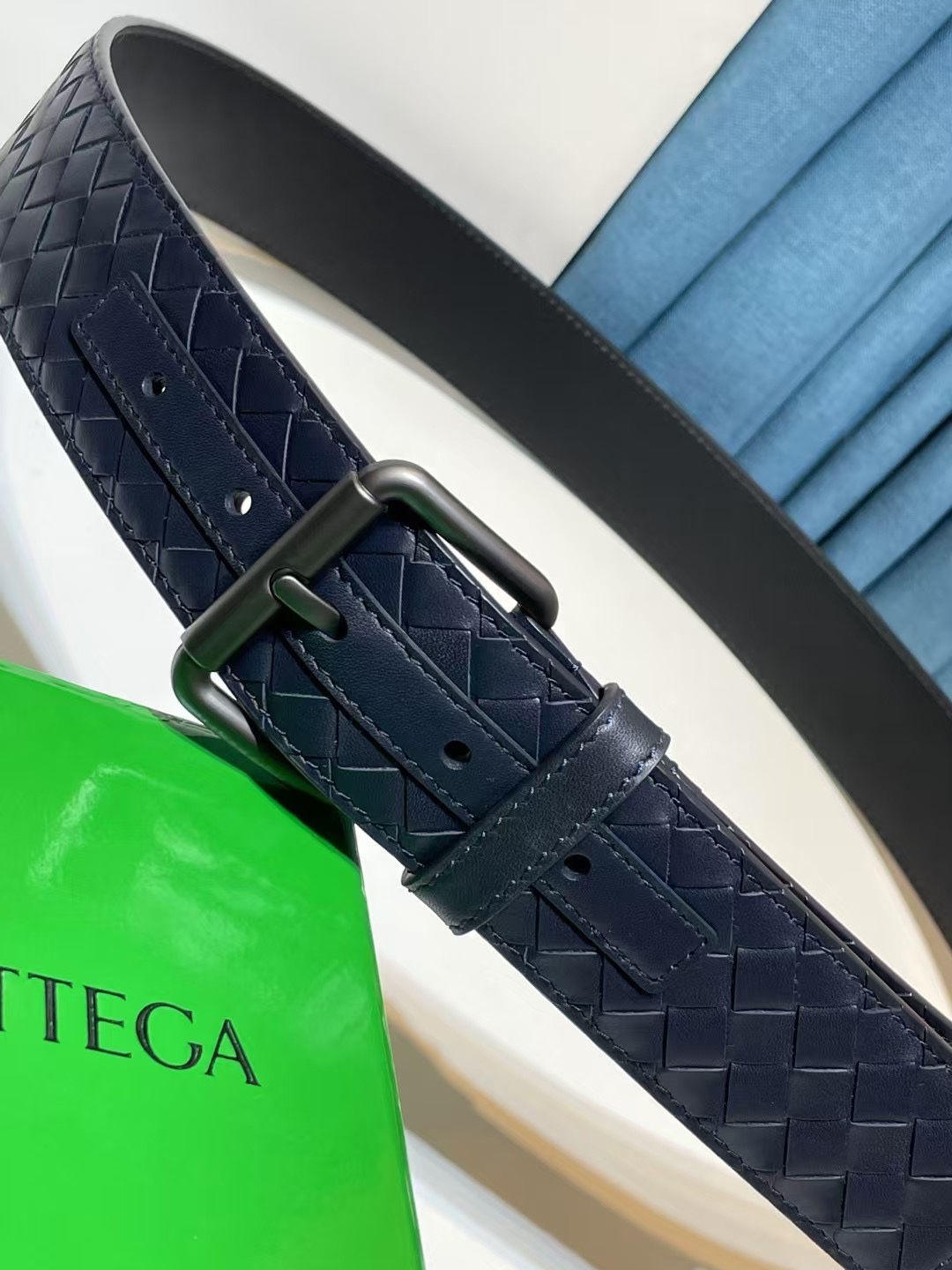 🔥🔥🆕純手工編織皮帶可為休閒裝或正裝造型增添優雅韻味，🔥是低調奢華的典範。[嘴唇]採用意大利柔軟的胎小牛皮全手工精工打造而成，錁色五金扣頭令其更顯獨特別緻、🔥[嘴唇]優雅迷人氣息。[強]4.0cm寬