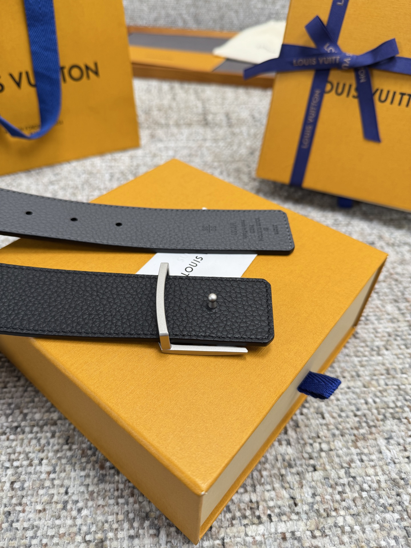 
Louis Vuitton LV腰带 荔枝纹皮底系列 原厂五金 精致手工绘边 柔软舒适 宽4.0