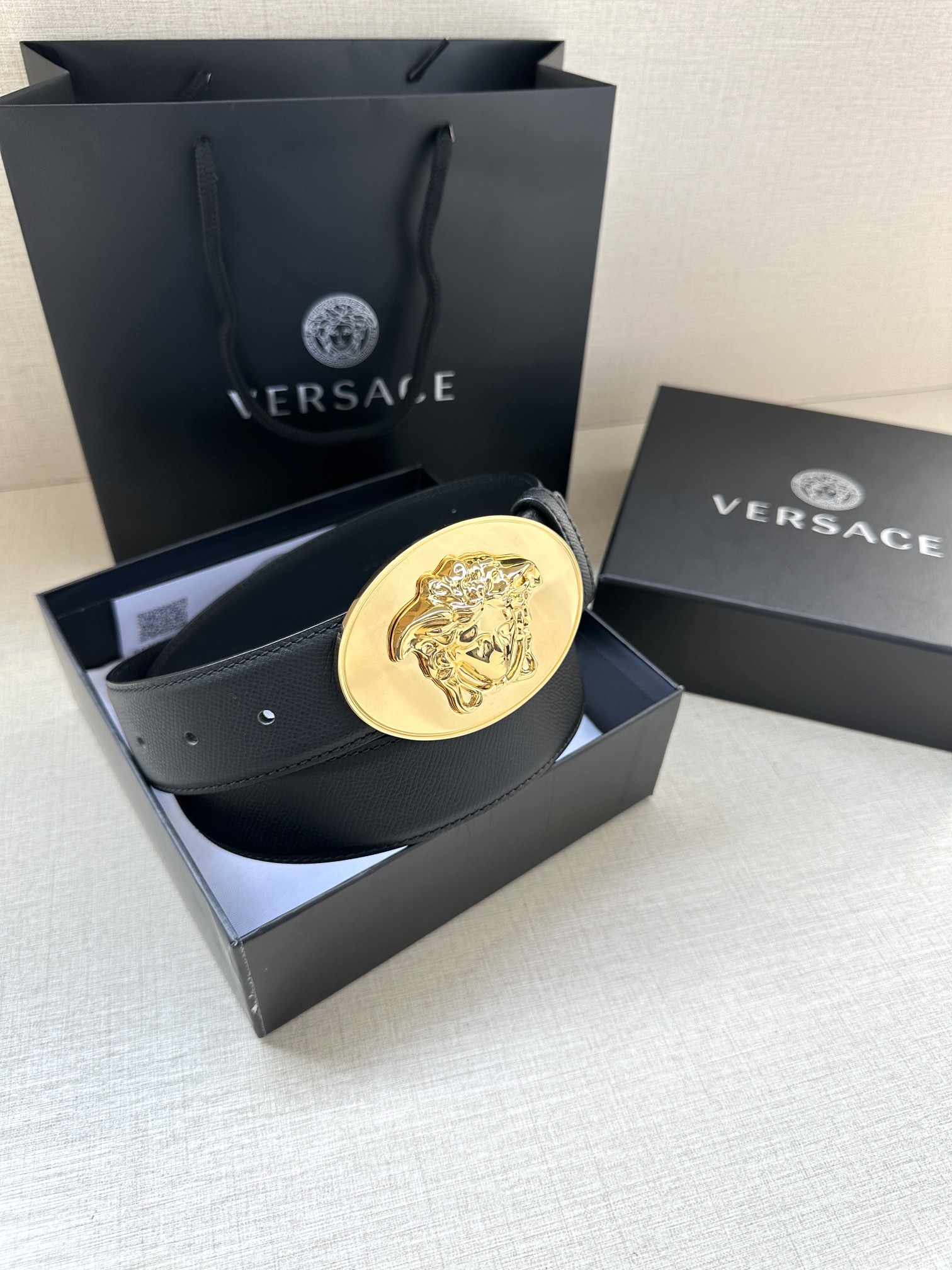 寬度：4.0cm （範思哲） 此款橢圓五金配件、腰帶飾有標誌性的Versace美杜莎頭像扣，彰顯品牌格調。是一款精美的衣櫥必備單品。