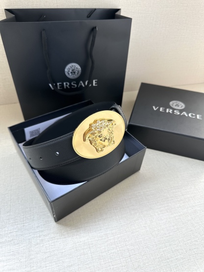 寬度：4.0cm （範思哲） 此款橢圓五金配件、腰帶飾有標誌性的Versace美杜莎頭像扣，彰顯品牌格調。是一款精美的衣櫥必備單品。