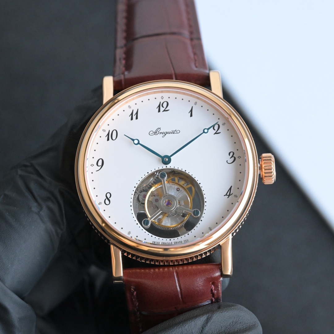 224年前，阿伯拉罕-路易·宝玑先生在他所创立的巴黎钟表堤岸制表工坊中，创造了制表史上令无数人赞叹的陀飞轮调速装置。这一无比复杂的精密机构彰显了宝玑先生卓然超群的远见与创想，时至今日仍对高级制表业有着重要意义。至今，陀飞轮的作用和意义已不仅是提高走时的精准度，而是谱写了制表领域的辉煌篇章。宝玑陀飞轮时计臻品在百年征程中不断创新，超越自我，集精湛机械制造技艺与深厚美学原理于一身，创制出演绎复杂迷人的机械世界。腕表的表冠上刻有著名的宝玑品牌标志，从侧面我们可以看到表王宝玑著名的钱币纹饰，代表着温文尔雅