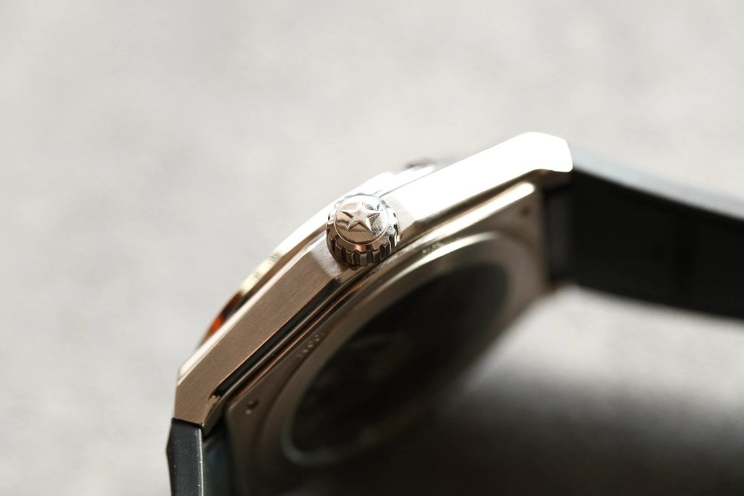 95.9000.670/78.R782
品牌：真力時
系列：DEFY
性別：男士
我來糾錯 
機芯 機芯型號：9015改Elite 670 SK
機芯類型：全自動機械
機芯直徑：25.60毫米
機芯厚度：3.88毫米
振頻：28800每小時振蕩次數
寶石數：27個
零件數：187個
動力儲備：50小時
我來糾錯 
外觀 表徑：41毫米
表壳厚度：10.75毫米
表盘颜色：镂空
表盘形状：圆形
表带颜色：黑色
表扣类型：针扣
背透：背透，透明蓝宝石水晶
防水深度：100米
表耳间距：暂无
我来纠错 
材质