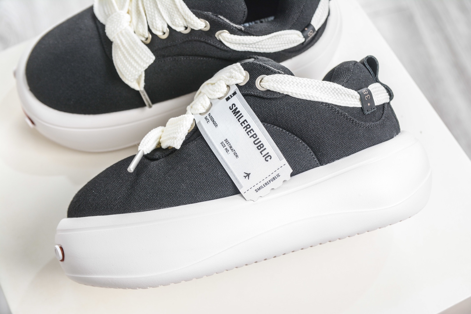 𝐒𝐦𝐢𝐥𝐞𝐫𝐞𝐩𝐮𝐛𝐥𝐢𝐜 SMI 開口笑麵包鞋系列 軟fufu的帆布鞋面透氣不悶腳，暴走一天也不累。5cm的雲朵厚底，悄悄拉長腿部線條，小個子秒變九頭身比例，視覺增高又完全不笨重。
尺碼：35 36 37 38 39 40 41 42 43 44