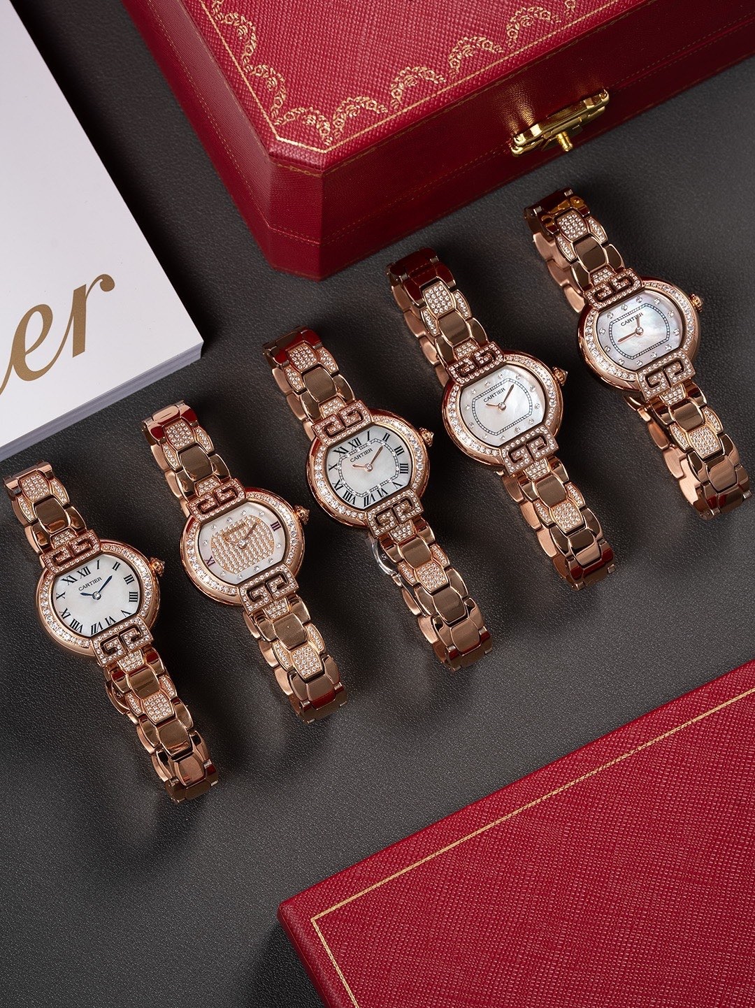 全新第6代升級版全面到貨，🎀🎀
CARTIER 卡地亞-—Tortue（龜形）🎮1480系列全面升級版到貨（此次更新底蓋蝕字加深，整體更接近原裝字體，皮表則升級為原版頭層意大利🇮🇹小牛皮、匠心打造還原原裝美感）當所有的腕表都是圓形的、Tortue腕表前衛的龜甲形設計元素、開角處的緊箍咒形雙向設計寓意“愛你一萬年”呼應卡家一貫的品牌設計理念，“經過那麼長時間你依舊是我最愛的人”細心挑選每一個八箭八星鑽石，秉著超越傳統追求創新的設計理念，再次成為了經典傳世之作！錶針：1600攝氏度淬火而成的燒鋼