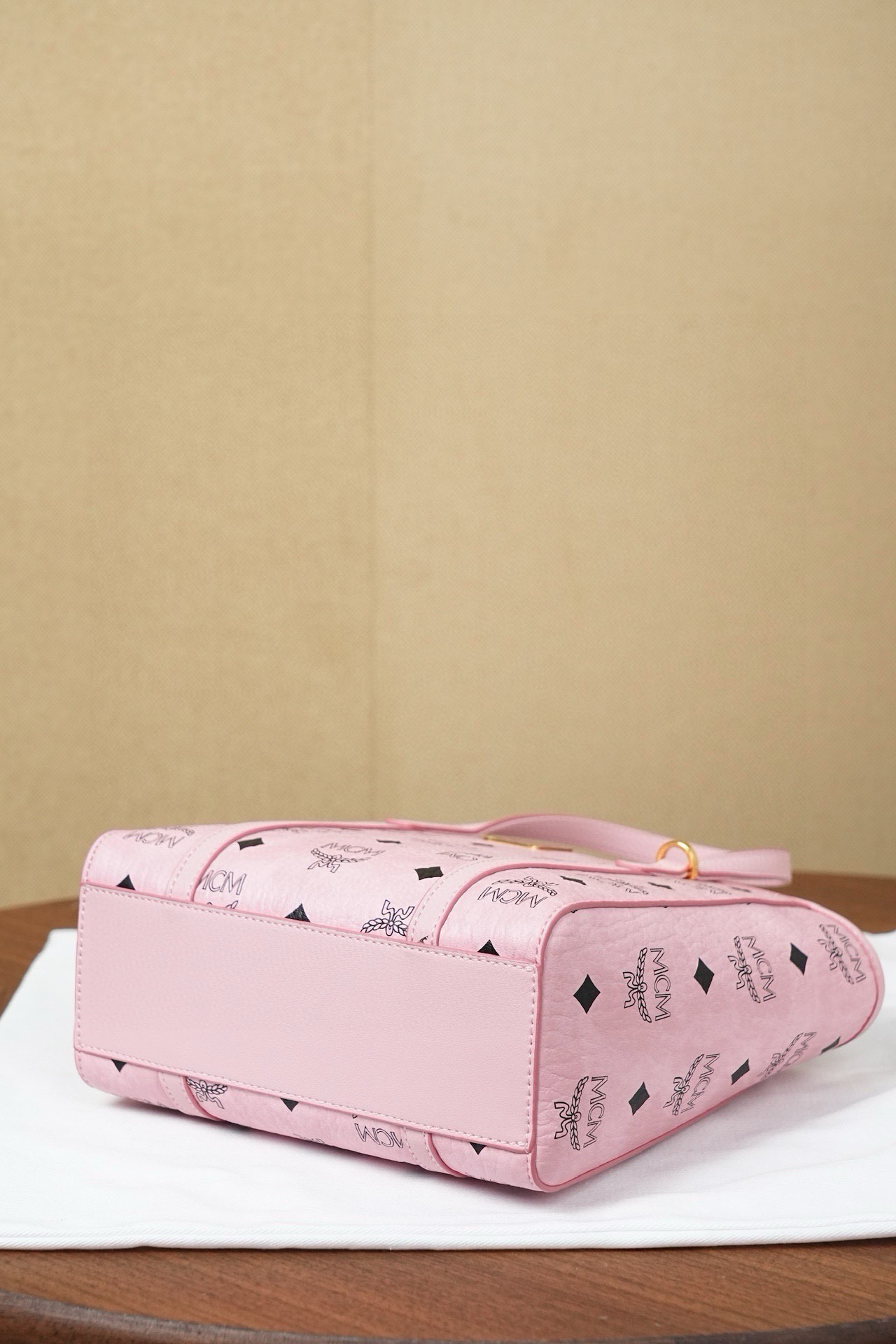 𝗠𝗖𝗠 𝗧𝗼𝗻𝗶 𝗩𝗶𝘀𝗲𝘁𝗼𝘀 𝗠𝗶𝗻𝗶
🆕桃花粉購物袋菜籃子

·Cp獨家®️桃花粉老花滿印
🉑️單肩🉑️斜挎 官網同步在售新版！
超級經典的菜籃子！搭配、日常、功能性、性價比都是決絕子！非常好的一款包。傳承經典設計 多種背法選擇 簡單大氣 實用性非常高。

型號：MWPFSMT06PZ
尺寸：19*9.5*18.5cm
肩帶：98-114cm/可拆卸
把手：垂長10cm
顏色：桃花粉