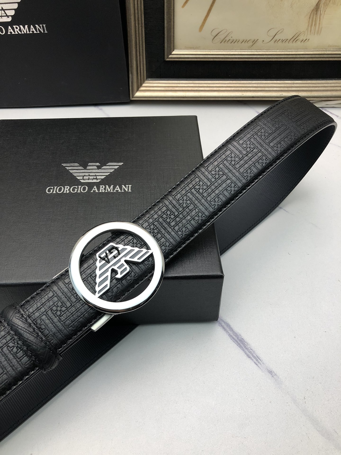 阿曼妮：原單頭層牛皮燙印花紋面，內襯頭層小牛皮底，搭配原單自動扣，可裁剪的自動帶，此款腰帶面雙採用意大利原定廠制進口牛皮帶身 ，對專版櫃足寬3.5