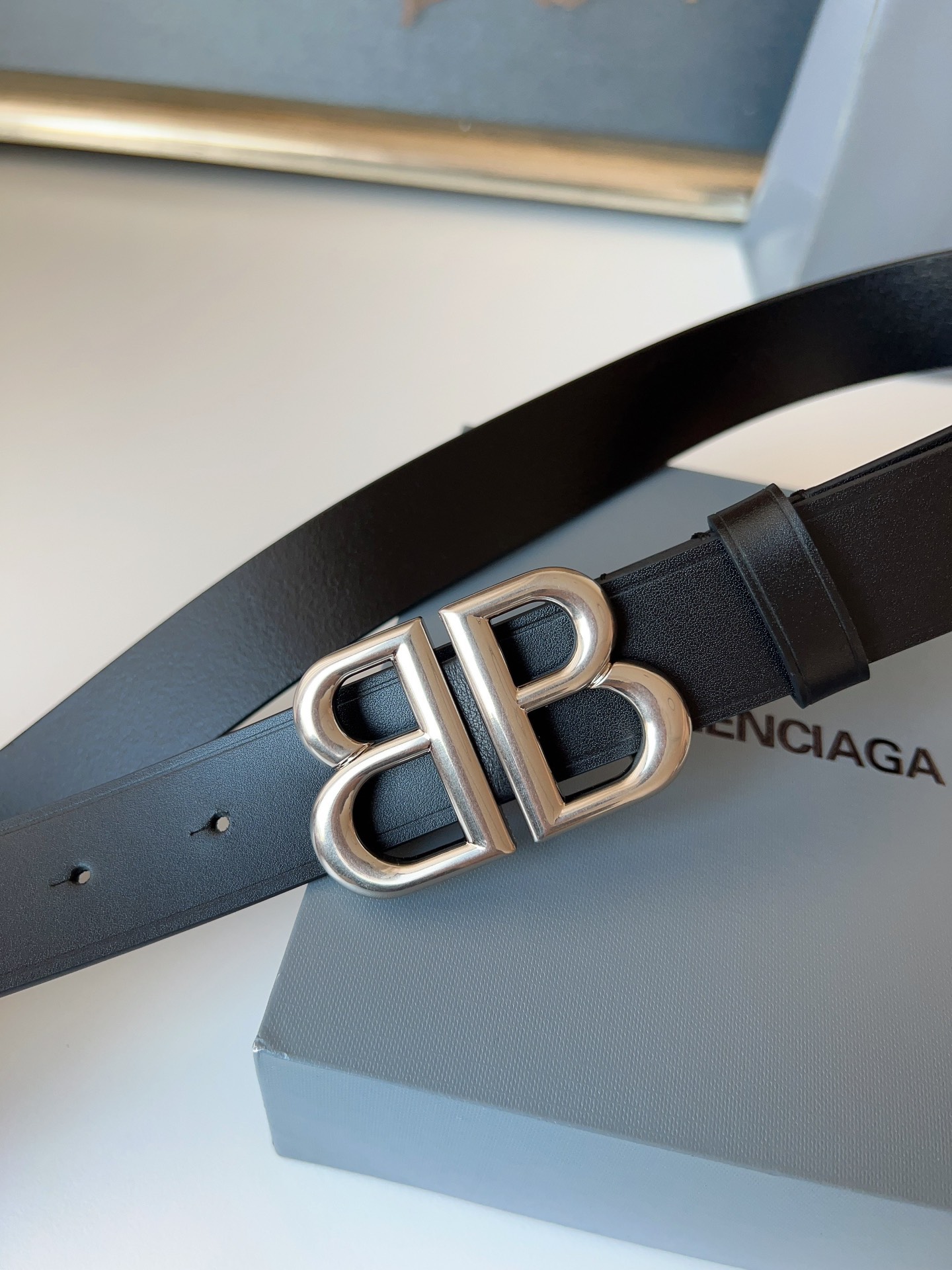 巴黎世家（Balenciaga）寬度3.0cm 是法國的奢侈品牌，作為時尚界最具影響力品牌之一的地位。設計師源於：都市時尚潮流獨特的設計風格，採用進口小牛皮製作；搭配純銅復古五金，使其更具魅力。值得擁有的百搭精品！