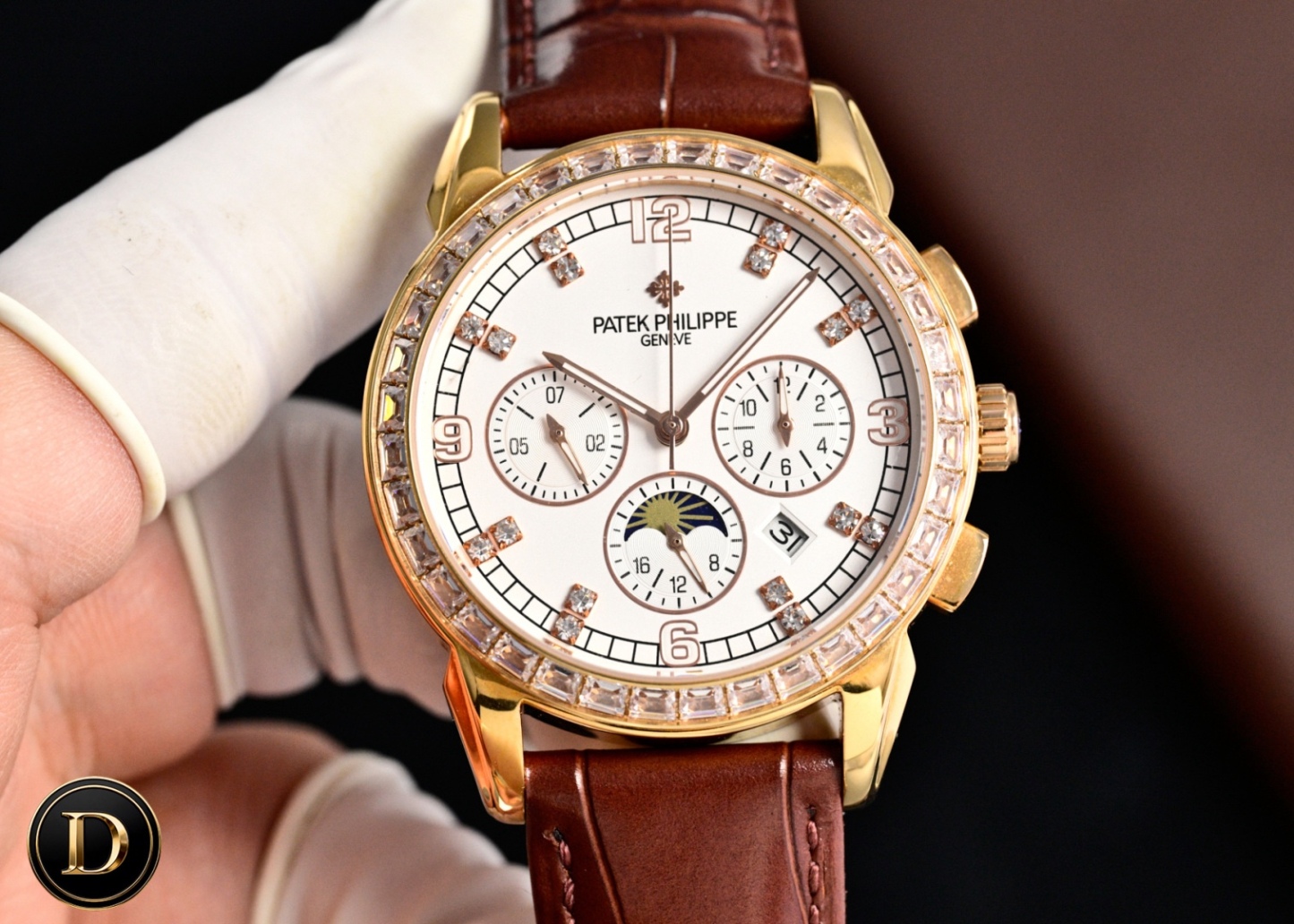 百達翡麗Patek Philippe驚艷登場，42毫米的表徑適配大眾男性手寸，非常商務可亦‬休閒。整表表殼手工雕刻花紋，視覺衝擊力強，令人過目不忘，實物質感更加優美。     
1⃣️搭配進口9100多功能機芯【非市場普通國產機芯】（零返修）功能（24小時,星期/星辰/月份）此腕表擁有38-48小時動力儲備.
2⃣️進口316L精鋼，採用18k品質爐內真空電鍍！
3⃣️搭配獨家定制方形鱗紋牛皮錶帶
4⃣️耐磨防刮藍寶石玻璃鏡面！
5⃣️30米生活防水等級.
百達翡麗（Patek Philippe） 簡約