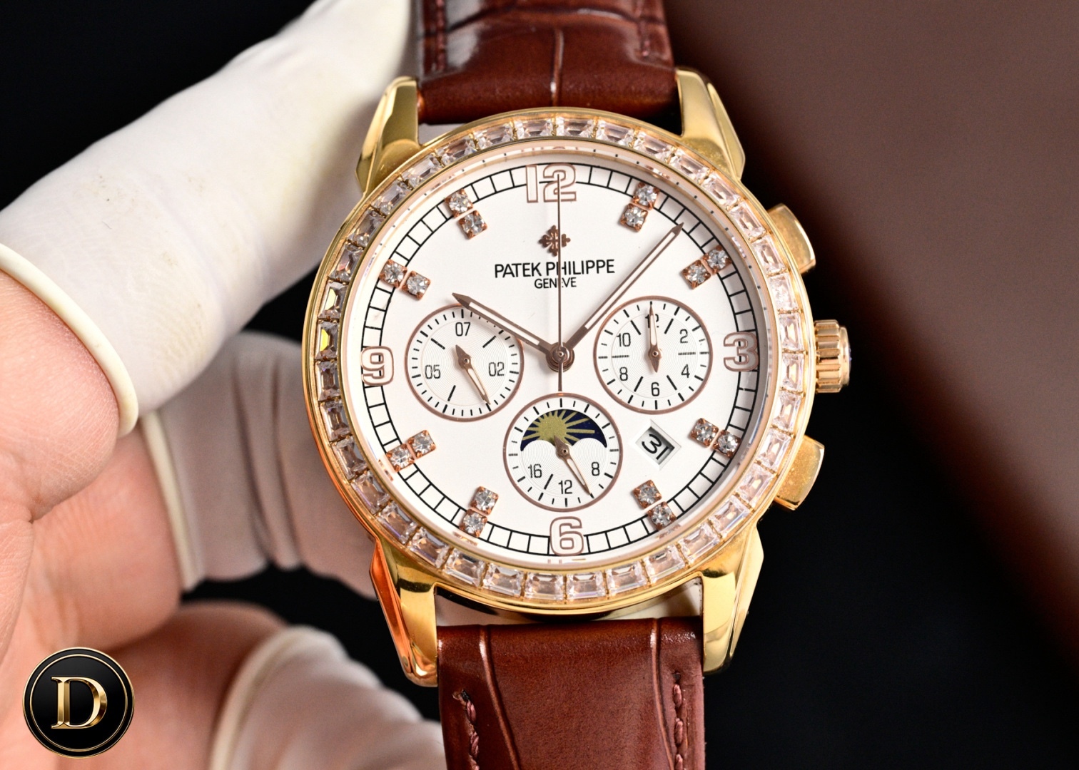 百達翡麗Patek Philippe驚艷登場，42毫米的表徑適配大眾男性手寸，非常商務可亦‬休閒。整表表殼手工雕刻花紋，視覺衝擊力強，令人過目不忘，實物質感更加優美。     
1⃣️搭配進口9100多功能機芯【非市場普通國產機芯】（零返修）功能（24小時,星期/星辰/月份）此腕表擁有38-48小時動力儲備.
2⃣️進口316L精鋼，採用18k品質爐內真空電鍍！
3⃣️搭配獨家定制方形鱗紋牛皮錶帶
4⃣️耐磨防刮藍寶石玻璃鏡面！
5⃣️30米生活防水等級.
百達翡麗（Patek Philippe） 簡約