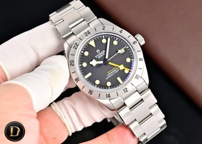 新品—TD帝舵碧灣專業型79470—以時光為翼，赴天地之約。
1)正品開模的39MM精鋼表殼兼具磨光和磨砂質感，鉚釘精鋼錶帶復刻1950年經典設計，T-fit快速調節帶扣可無工具微調8毫米長度，承載著專業功能的同時，延續著碧灣系列的經典輪廓，而恰到好處的尺寸適配多數手腕。
2)蛋白色或啞光黑色盤面各有風情，一體成型的立體陶瓷時標填充Super-LumiNova®夜光物料，搭配帝舵標誌性的黃色“雪花”指針，稜角分明的設計既是1969年經典元素的傳承，也讓讀時清晰直觀.磨砂鋼質24小時固定外圈質感溫潤，