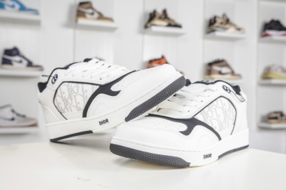 迪奧 B27休閒運動鞋 延續 Dior的經典款式B27 
尺碼：39 40 41 42 43 44 45