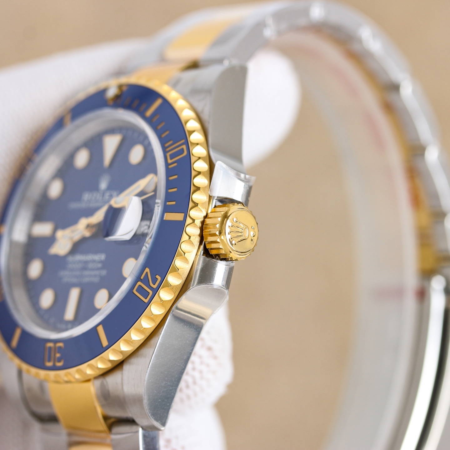 
第四代 BLAKEN 款水鬼系列：間金黑勞力士的暗夜傳奇
 
一、巔峰之作，酷炫呈現
 
- BLAKEN 高級改裝水鬼系列，專為追求獨特與個性的您打造。它將勞力士的經典魅力與現代改裝美學完美融合，讓您在任何場合都能展現出美與酷的獨特氣質。
 
二、精湛工藝，極致還原
 
- 表身間金黑化：表身採用 DLC 黑化處理，不僅增添了神秘深邃的質感，更使其耐磨性大幅提升，經久耐用。
- 錶盤特效：Blacken 改裝團隊精心復刻的一比一錶盤，以 100%的還原度重現獨特魅力，每一次凝視錶盤，都彷彿置身於神秘