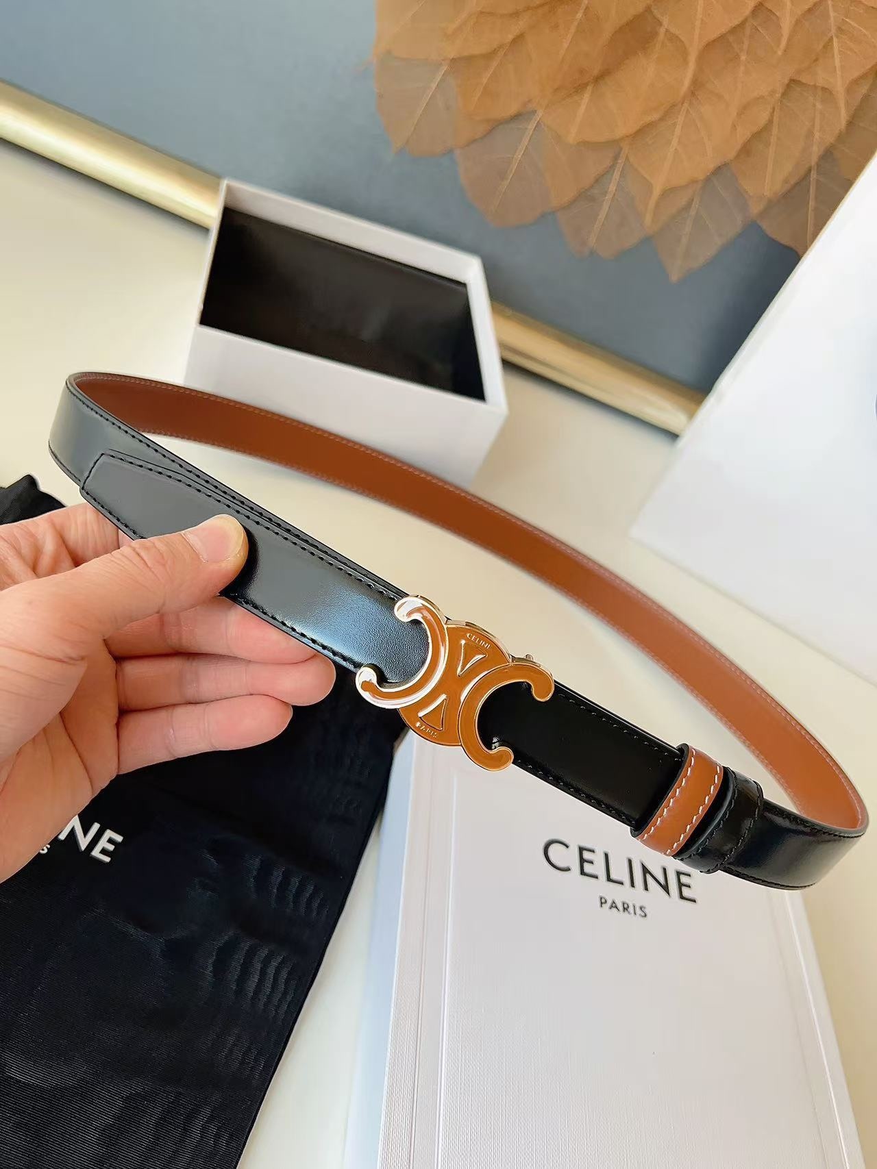 CÉLINE  凱旋門家新款ALIX 中號25毫米雙面腰帶
這款採用牛皮革，滴膠飾面，可拆卸橢圓形搭扣，雙面腰帶，TRIOMPHE雙面飾釘.
寬度：2.5cm