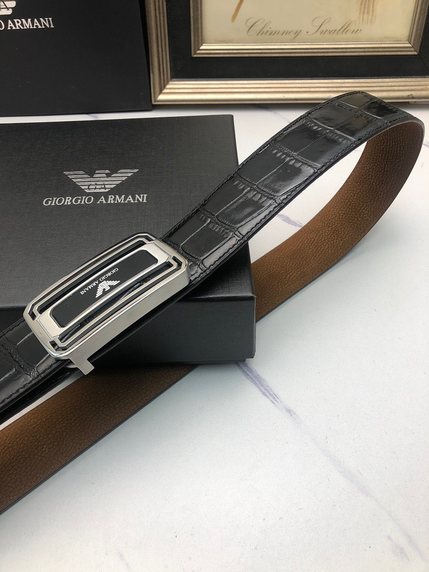 阿曼妮：原單頭層牛皮鰐魚花紋，內襯頭層鹿皮底，營造織紋外觀。飾以標誌原單扣。專櫃寬度4.0