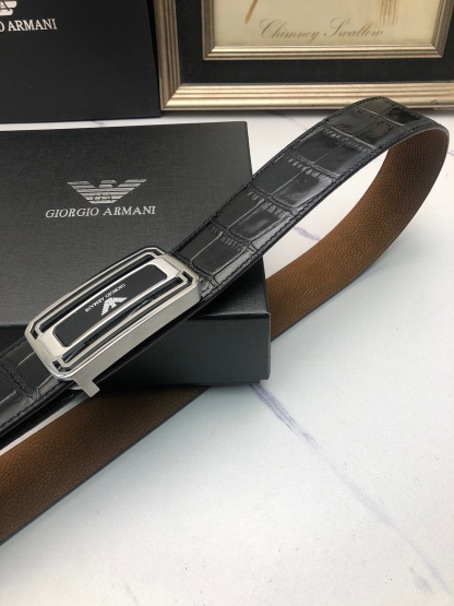 阿曼妮：原單頭層牛皮鰐魚花紋，內襯頭層鹿皮底，營造織紋外觀。飾以標誌原單扣。專櫃寬度4.0