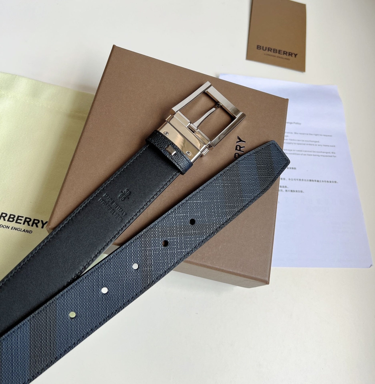 Burberry  專櫃同步 雙面兩用的意大利制腰帶   選用皮革與專屬標識印花環保帆布製作  腰帶配有精美的專屬標識造型飾牌搭扣  寬:3.5cm  精緻優雅  簡單大方.