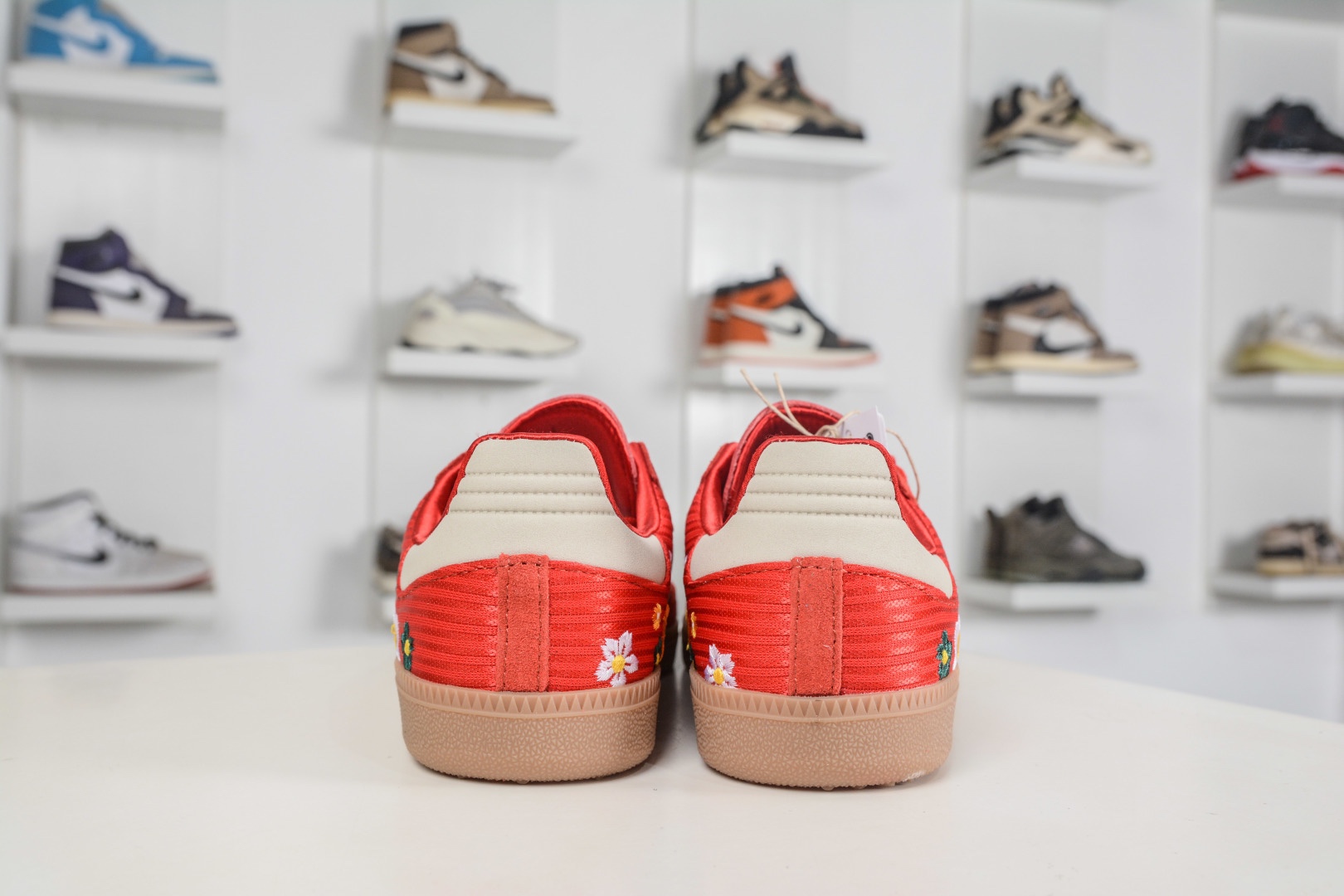 adidas originals SAMBA OG W 此款鞋延續了橡膠外底和經典款式的傳統。
貨號：IH9056
Size：35 36 36.5 37 38 38.5 39 40 40.5 41 42 42.5 43 44 44.5 45