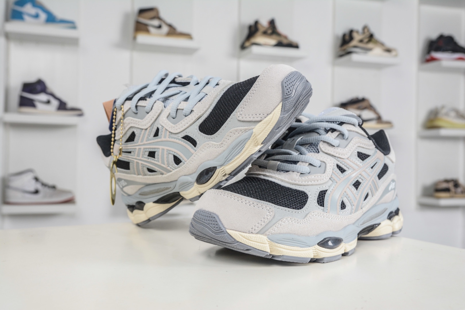 Asics Gel-NYC 亞瑟士運動休閒透氣專業跑鞋 
貨號: 1203A383 004
尺碼：36 37 37.5 38 39.5 40 40.5 41.5 42 42.5 43.5 44 45