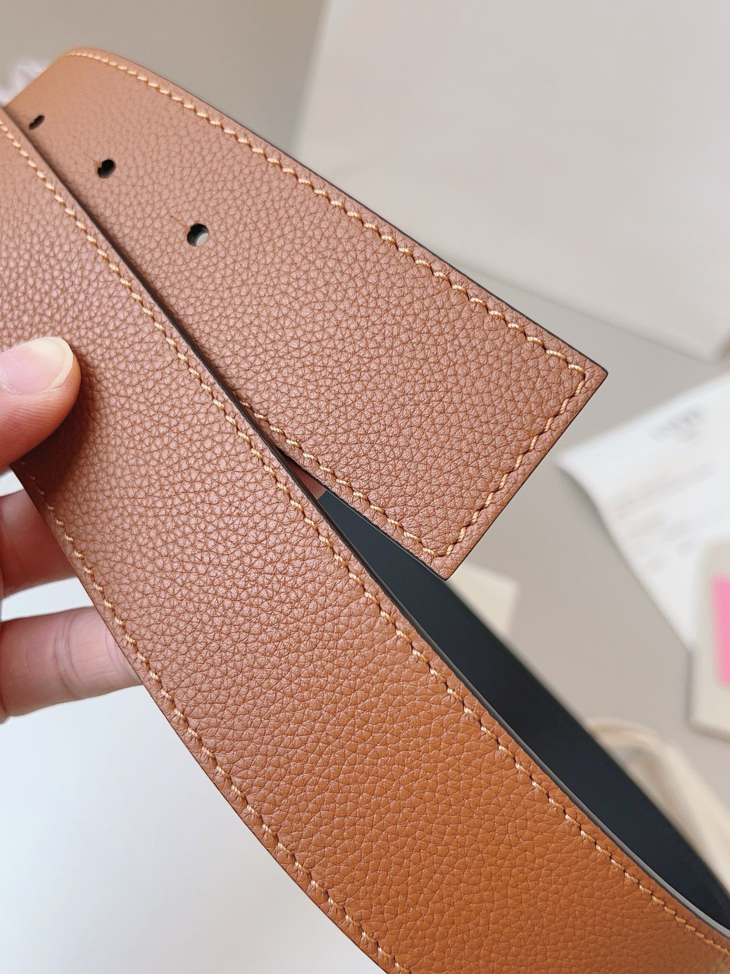 羅意威LoEWE 4.0cm正反兩穿腰帶，選用壓紋牛皮革製成，反復Anagram圖案