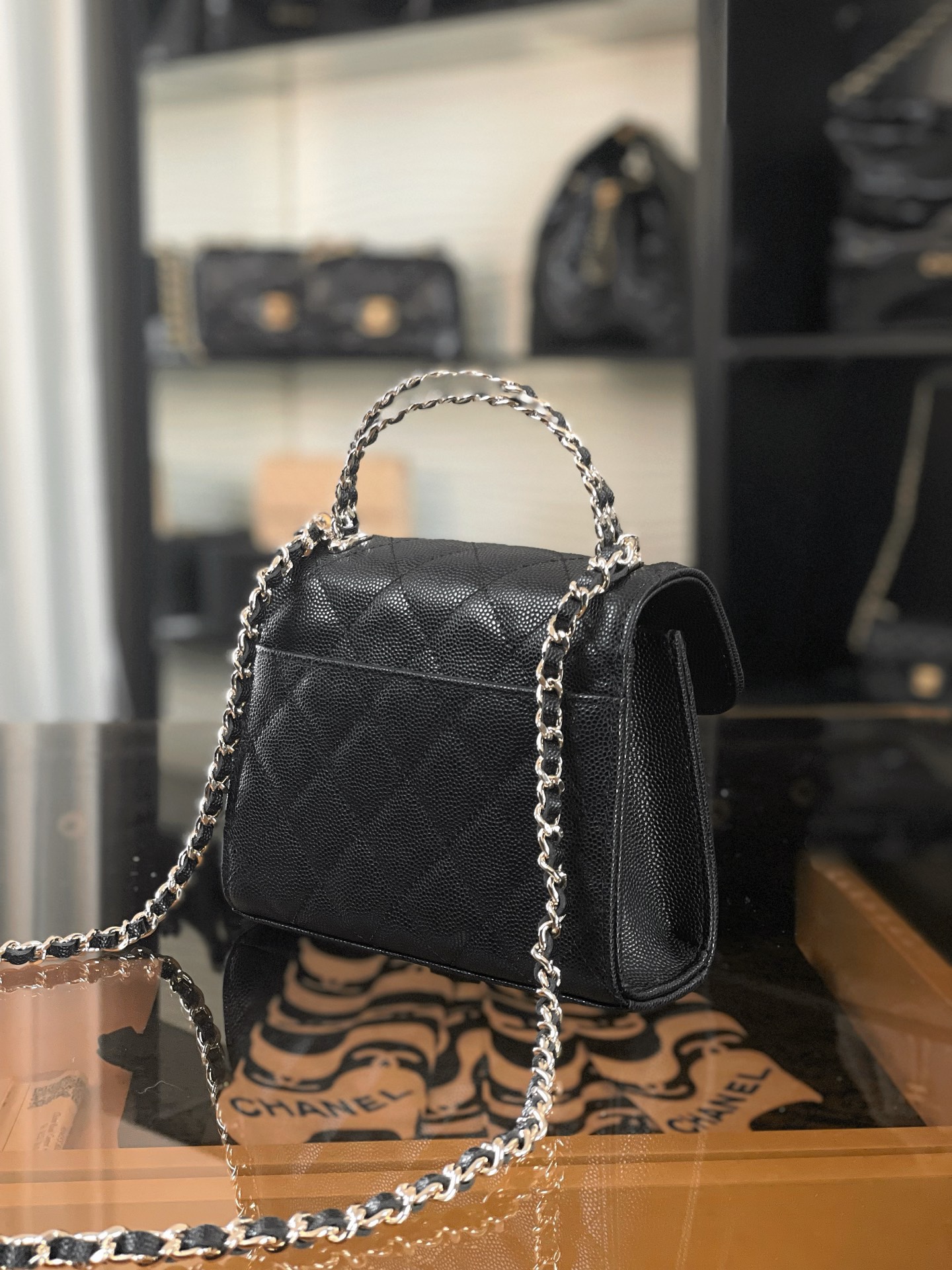 特▪️級鋼 
現貨發售🌱皮穿鏈手柄𝐤𝐞𝐥𝐥𝐲手機包回歸
𝑪𝒉𝒂𝒏𝒆𝒍 𝟐𝟓𝐬｜黑色♥𝐳𝐩級 

這顆絕對是黑馬
第一眼看到就深深愛上💕
顏值不必說 直接閉眼入不會錯
很好打理 也是百搭型
實現了單背斜挎腋下背手拎的效果📷
簡直就是福音〰️
很精緻 值得珍藏🔝

五金：全鋼18K淺金
皮料：獨家Haas小牛皮
尺寸：𝟏𝟒.𝟓*𝟏𝟏.𝟓*𝟓.𝟓 𝚌𝚖
3237