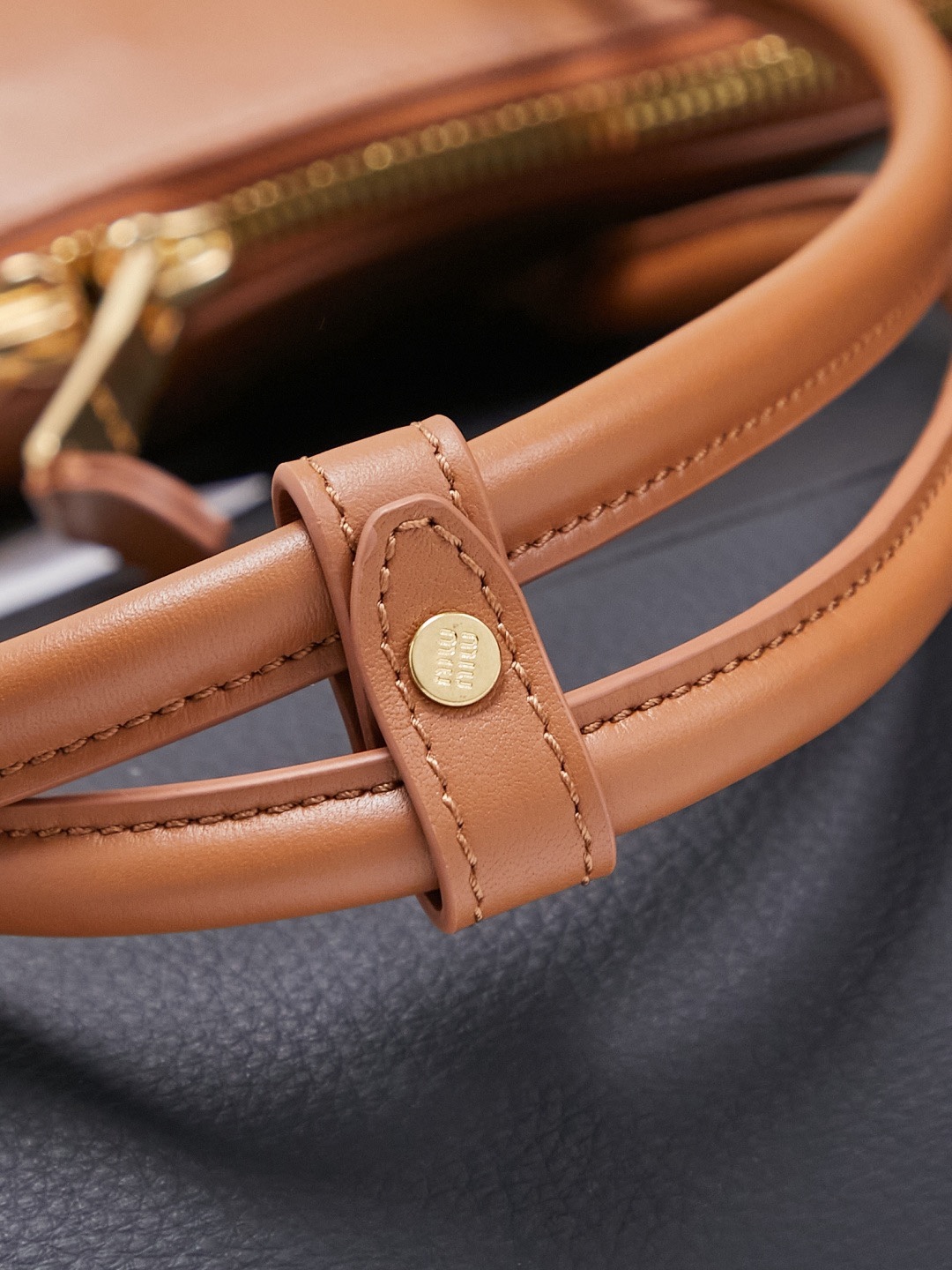 新品贝壳包，简便设计延续Miu慵懒美式老钱的风格，采用顶级进口小牛皮，质感高级柔软，两边弧度设计更具造型感，拉链拉开秒变大托特，长手柄设计实用性更强，可腋下可手提，造型简约潇洒随意，容量超大，上班通勤，逛街出游都是绝佳的选择，内里全新麻布里，配拉链式口袋