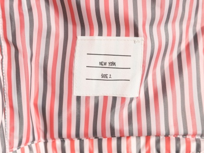 Thom Browne/湯姆布朗 袖標織帶長款羽絨服
採用進口90鴨絨填充 內外里加雙層內膽不會跑毛 高密度防風抗寒功能性面料 手感柔軟舒適  工藝更是精湛 嚴防鑽絨 採用國際先進的真空充絨技術 增加空氣隔層 不損傷羽線 能保持羽原有的柔軟性、彈性及手感 將羽絨的保暖性發揮到最佳！
N Size :1-3