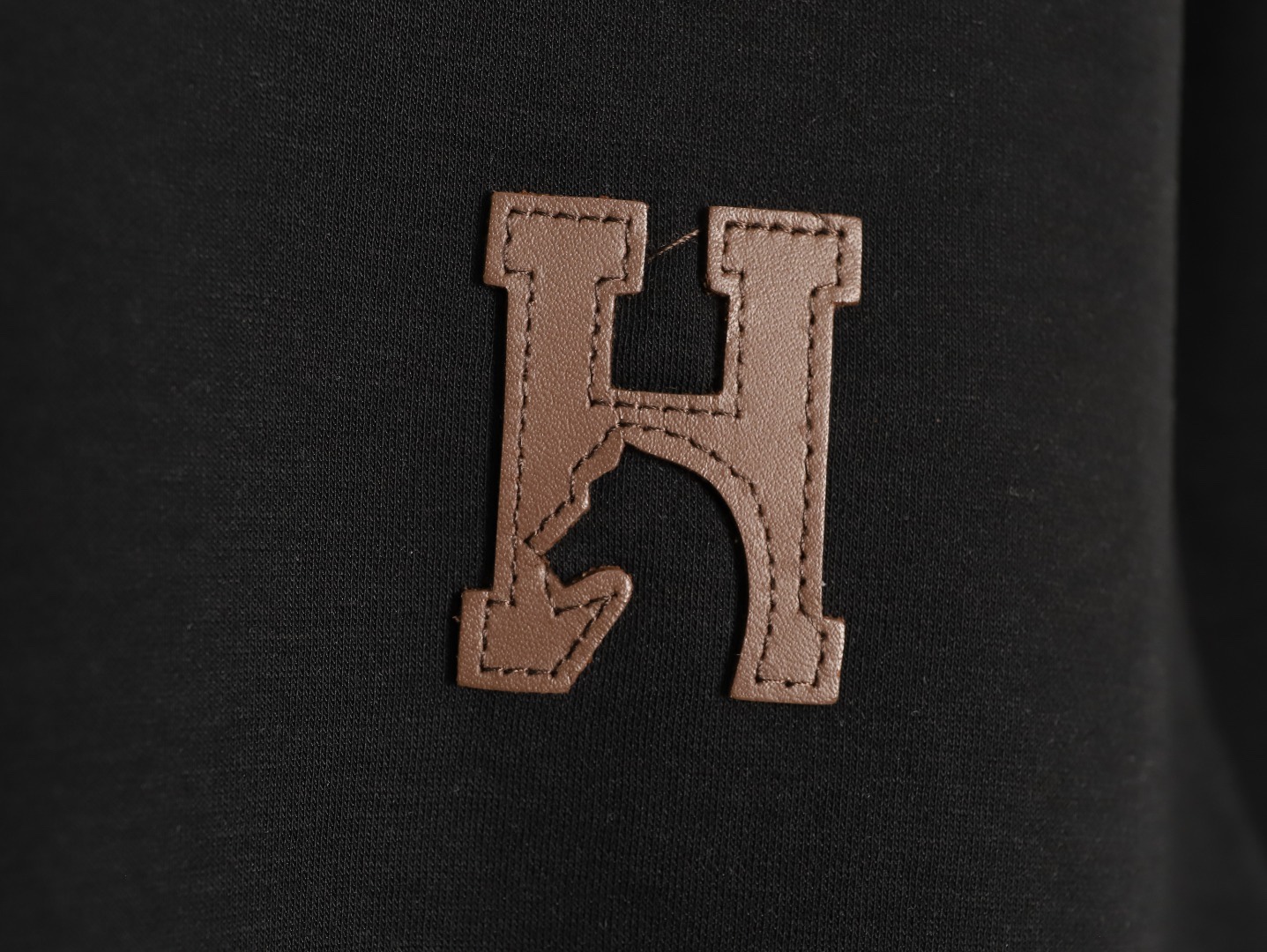 🔝HERMES愛瑪仕 真皮H字貼片短袖T恤
正品購入，21支洗後維斯棉190克，1*1羅紋230克，面料拼接，模板刺繡，定制1：1真皮皮標，定制1：1商標，寬松版型
B Size：S-XL