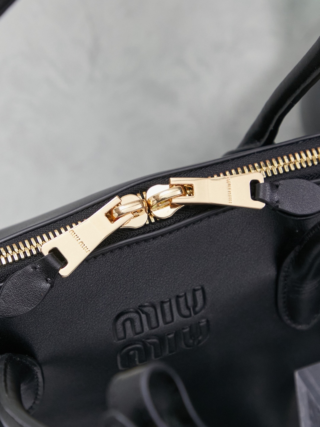 新品贝壳包，简便设计延续Miu慵懒美式老钱的风格，采用顶级进口小牛皮，质感高级柔软，两边弧度设计更具造型感，拉链拉开秒变大托特，长手柄设计实用性更强，可腋下可手提，造型简约潇洒随意，容量超大，上班通勤，逛街出游都是绝佳的选择，内里全新麻布里，配拉链式口袋
