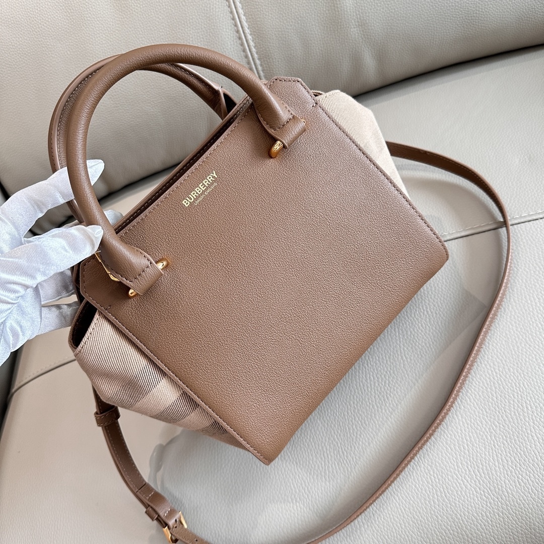 B家手提包斜挎包，經典棉質格紋帆布拼牛皮，袋口拉鍊設計，兩側可收攏展開，多種背法，上身效果超贊，尺寸：21/20/13