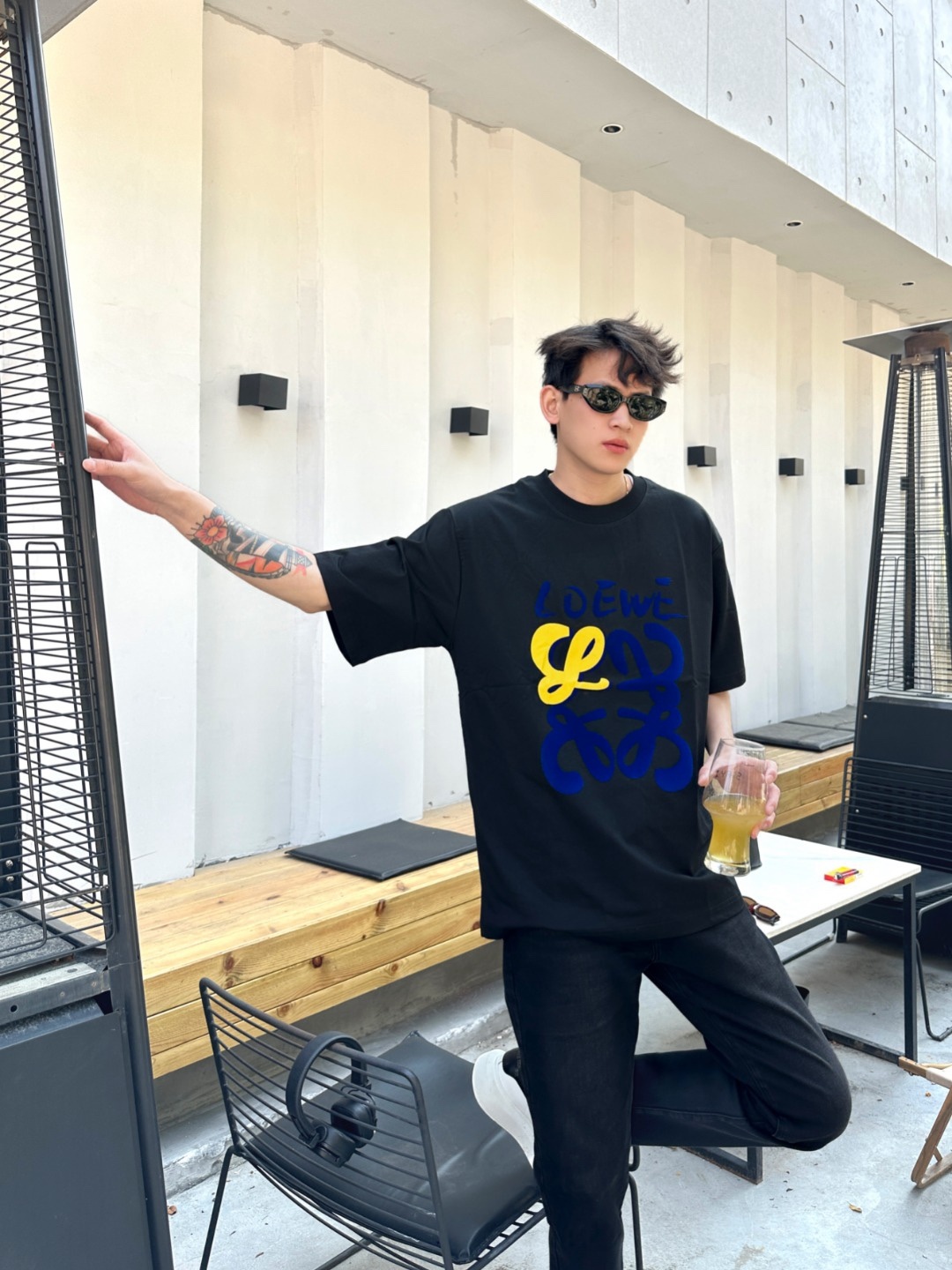 Loewe/羅意威 25ss 塗鴉彩繪植絨印花短袖T恤
260g棉質布料40支雙紗面料，無蝕塵‬毛藝工‬處布理‬面，紡織密度高，垂感佳，不易變形。
厚織感加上緊密紡紗工藝，不會影響Tee的透氣性，成色的飽和度很高
胸前撞色塗鴉彩繪植絨印花工藝
版型上身效果好，百搭好看的一款T恤，寬松版型遮肉顯瘦不挑人
顏色: 白色，黑色
S Size：S-XL