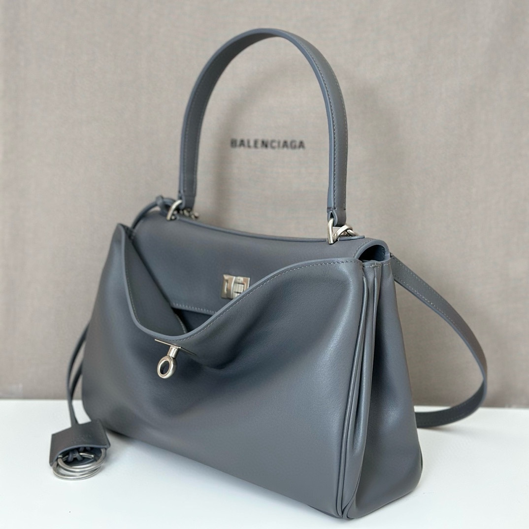 巴黎世家𝗕𝗮𝗹𝗲𝗻𝗰𝗶𝗮𝗴𝗮 💚💚出貨了！
款號：789779
尺寸：28.9×20×9.9cm