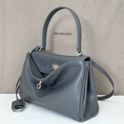 巴黎世家𝗕𝗮𝗹𝗲𝗻𝗰𝗶𝗮𝗴𝗮 💚💚出貨了！
款號：789779
尺寸：28.9×20×9.9cm