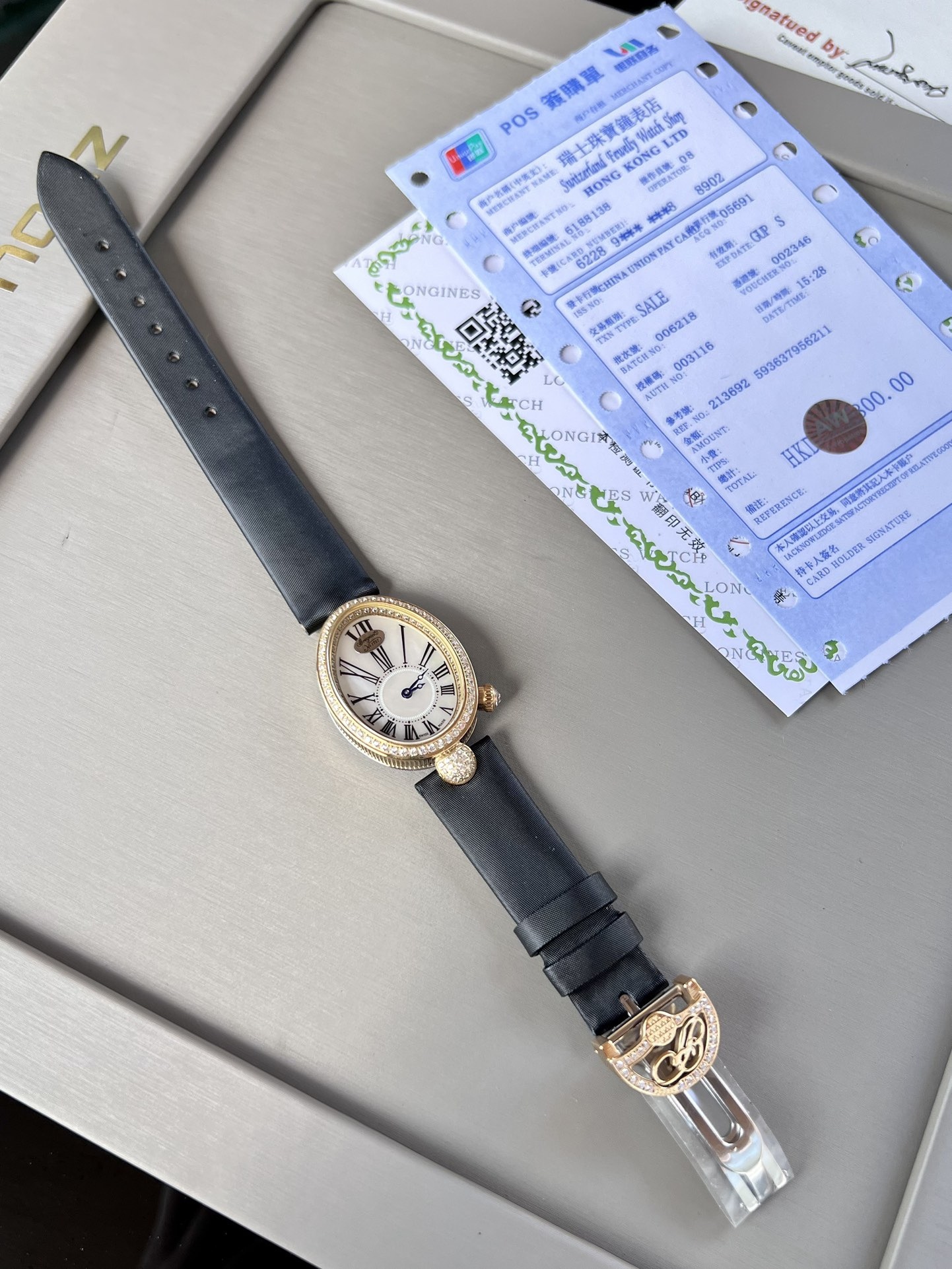 優雅出品史上最強復刻女表——寶璣那不勒斯皇后  黃金殼  系列驚艷登場，修正市場版本的所有不足，高貴典雅，盡顯女王風範！
【表殼】腕表尺寸分別為中號36.5x28.5毫米 小號33 x 25毫米
鵝卵形表殼高雅大氣，表殼外緣飾有錢幣紋。表圈和表殼周圍鑲嵌共117顆施華洛水晶（約0.99克拉）。表冠處鑲有一顆梨形晶石（約0.26克拉）
【精彩細節】
1.與原裝吻合，在表殼背部均打有貴金屬標識，效果清晰工整，彰顯腕表檔次。2.穹面玻璃，從側面看不僅有魚眼效果，還能折射鑽石帶來的璀璨光芒，更顯腕表高貴血統。
