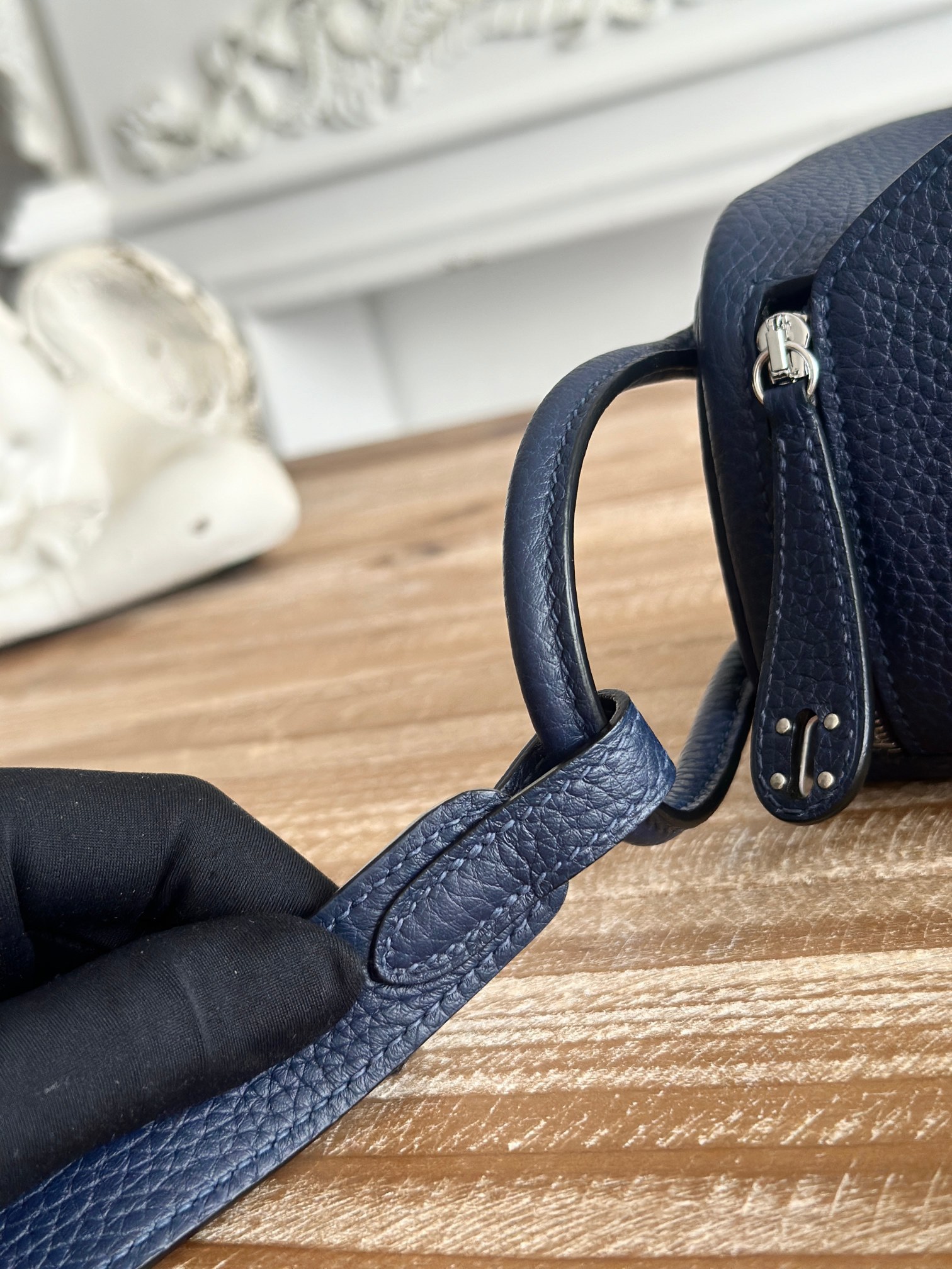 琳迪lindy 19cm	
Tc皮 蜜蠟線半手工縫製
lindy19保留了琳迪包所有細節的完整設計，側口袋、拉鍊等全部都是經典的設計√
這只小可愛暴擊了多少人的少女心