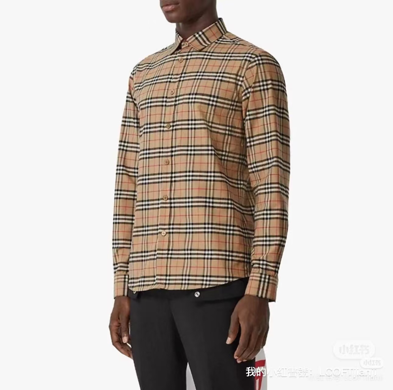 Burberry/巴寶莉 經典口袋小格紋棉質長袖襯衫
面料採用雙股80支梭織小斜紋面料，格紋對位，
紗線定織定染，每個獨立的尺碼都是定位裁片，前幅，口袋，
袖子等部位都是對格對位的，工序複製，費時費料，採用純天然珍珠貝殼紐扣，
洗水嘜定制，多處手工一片一片激光剪裁對位，
所有工序，用料都是ZP做法，區別市面一眼假版本
顏色：卡其小格
S Size：S-XL