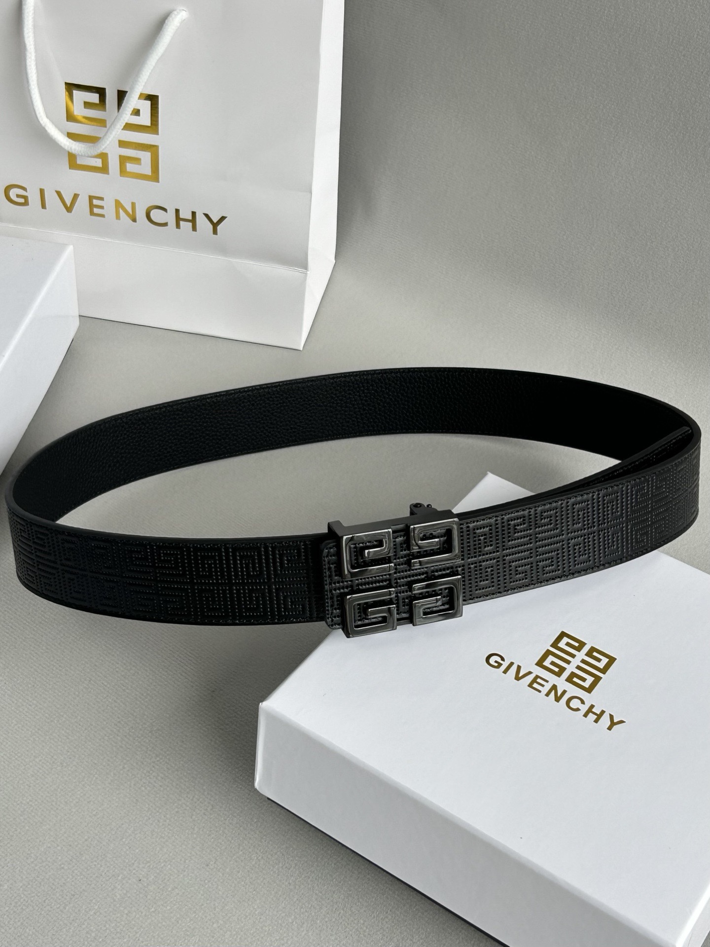 【紀梵希】新款男士 頭層小牛皮黑色壓花腰帶，內襯荔枝紋底，寬38毫米.搭配不鏽鋼經典4G自動扣.商務服裝造型的完美搭配。永恆經典！