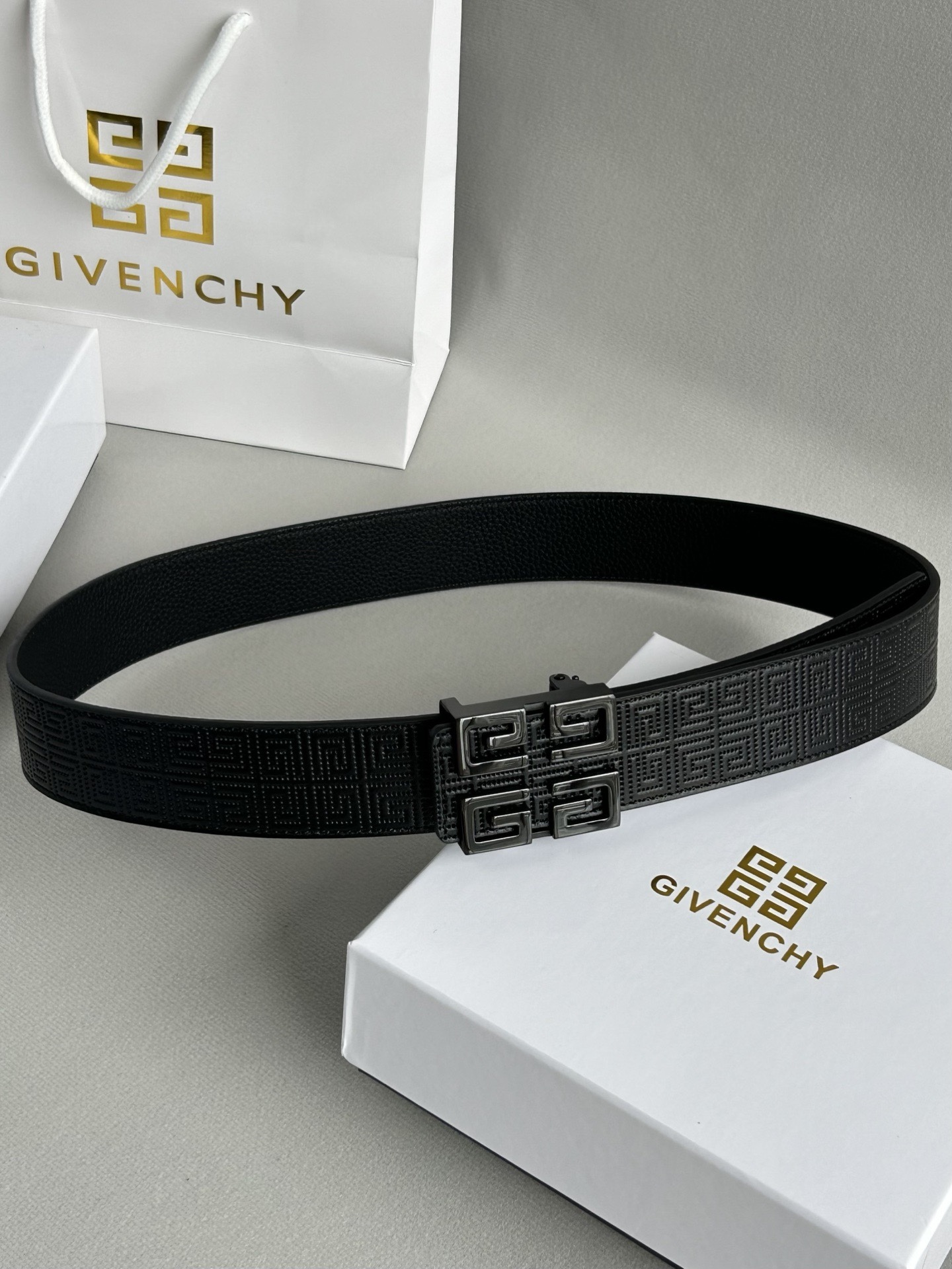 【紀梵希】新款男士 頭層小牛皮黑色壓花腰帶，內襯荔枝紋底，寬38毫米.搭配不鏽鋼經典4G自動扣.商務服裝造型的完美搭配。永恆經典！