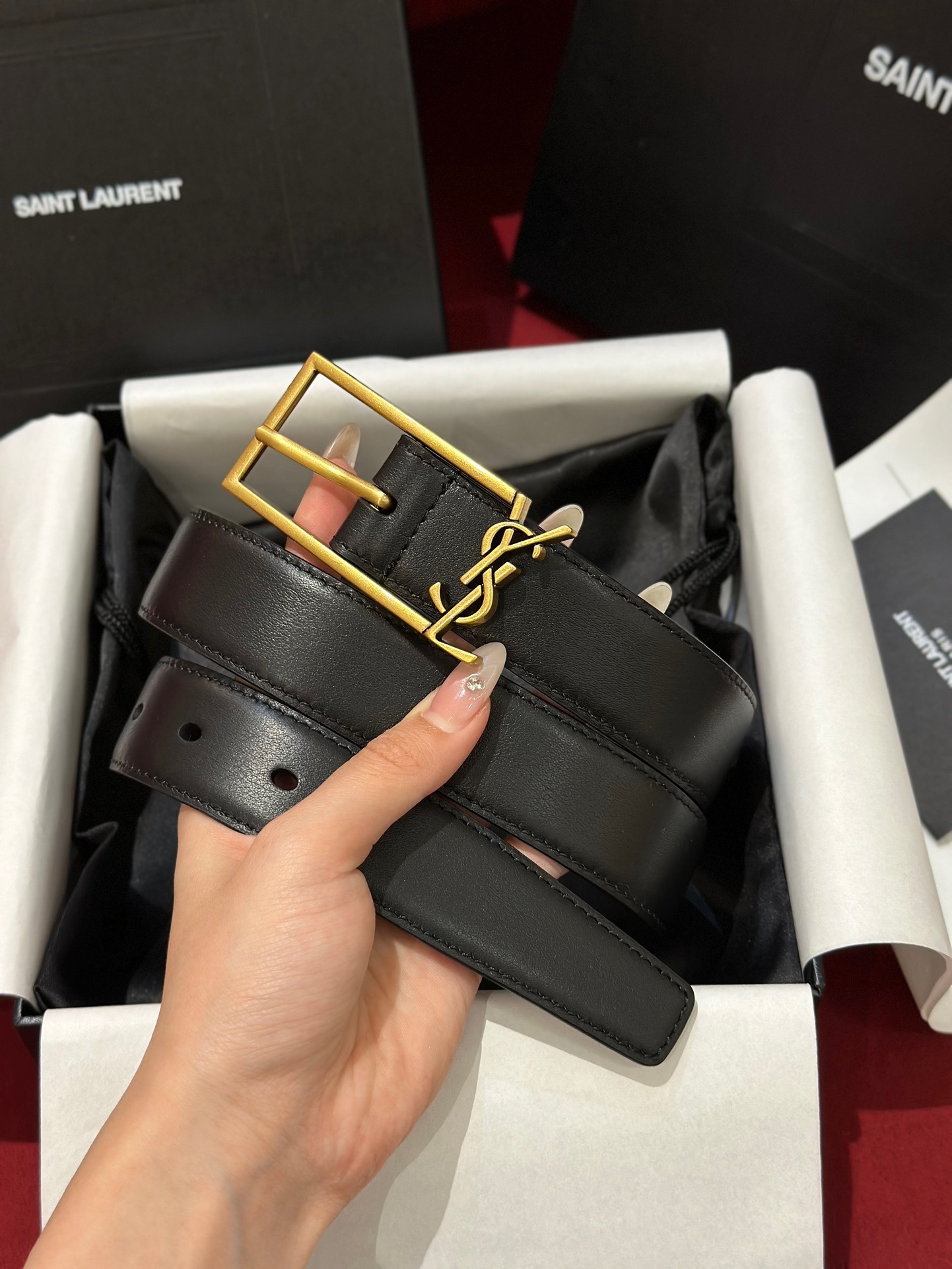 新款聖羅蘭 YSL
這款女款腰帶復古精工金屬扣將復古風與現代時尚相融合，呈現的恰到好處，時尚標配青睞有加，每針每一線都非常精緻，雙面頂級牛皮材質，搭配頂級黃銅針扣寬度3.0