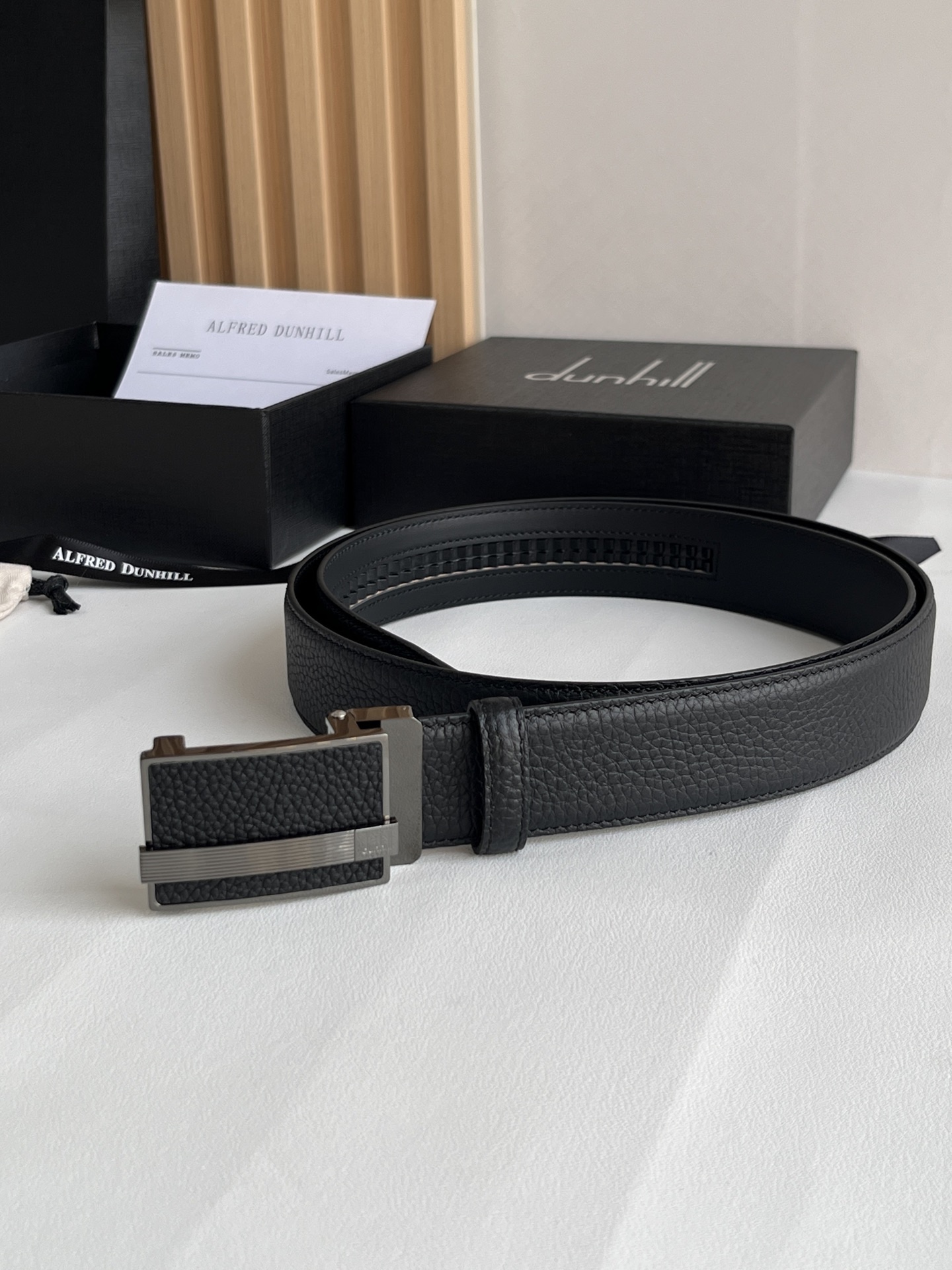 登喜路（Dunhill）是一家英國倫敦的男士奢侈品牌。皮帶以其精湛的工藝和經典的設計，成為男士配飾中的精品。皮帶的質感好、耐用性強，商務休閒百搭款！