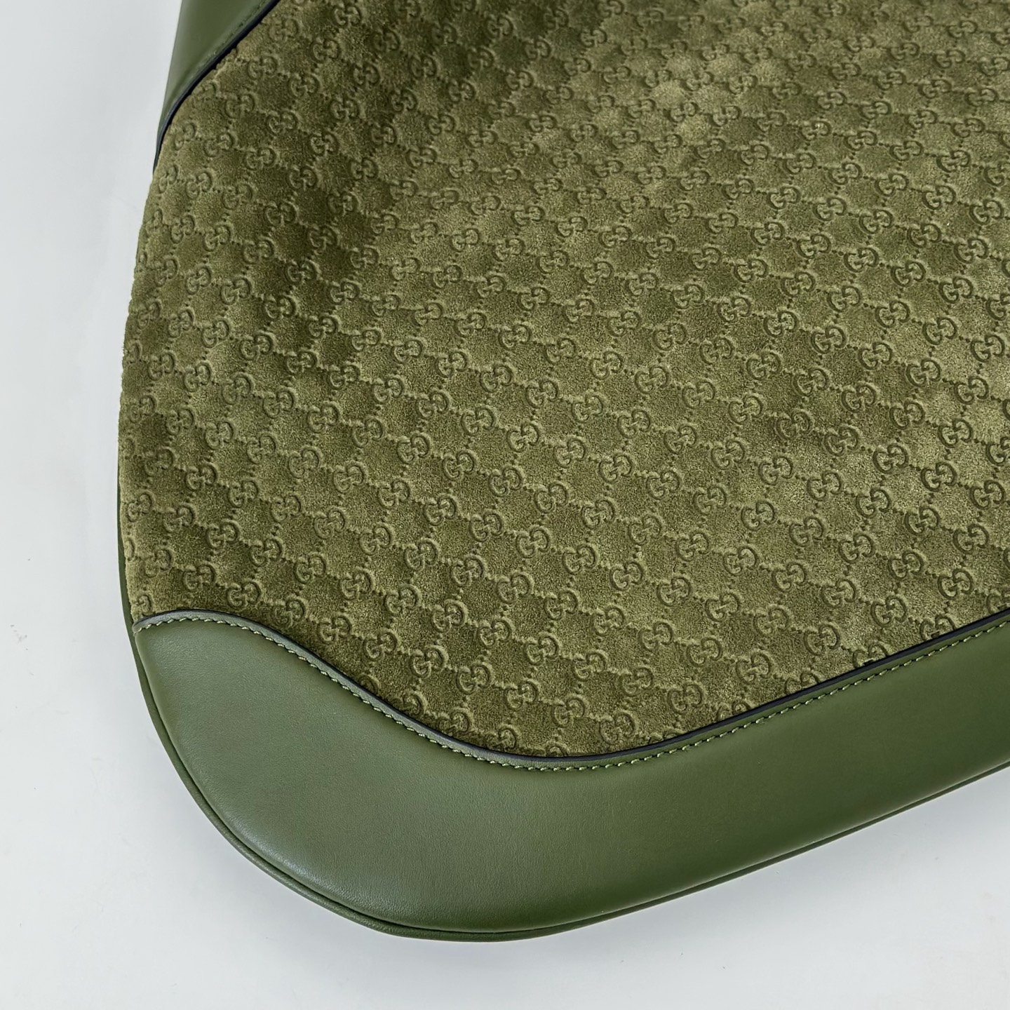 專櫃品質， 原單貨，實物實拍！款號834981綠絨壓字，尺寸：寬42x高36x側寬2cm