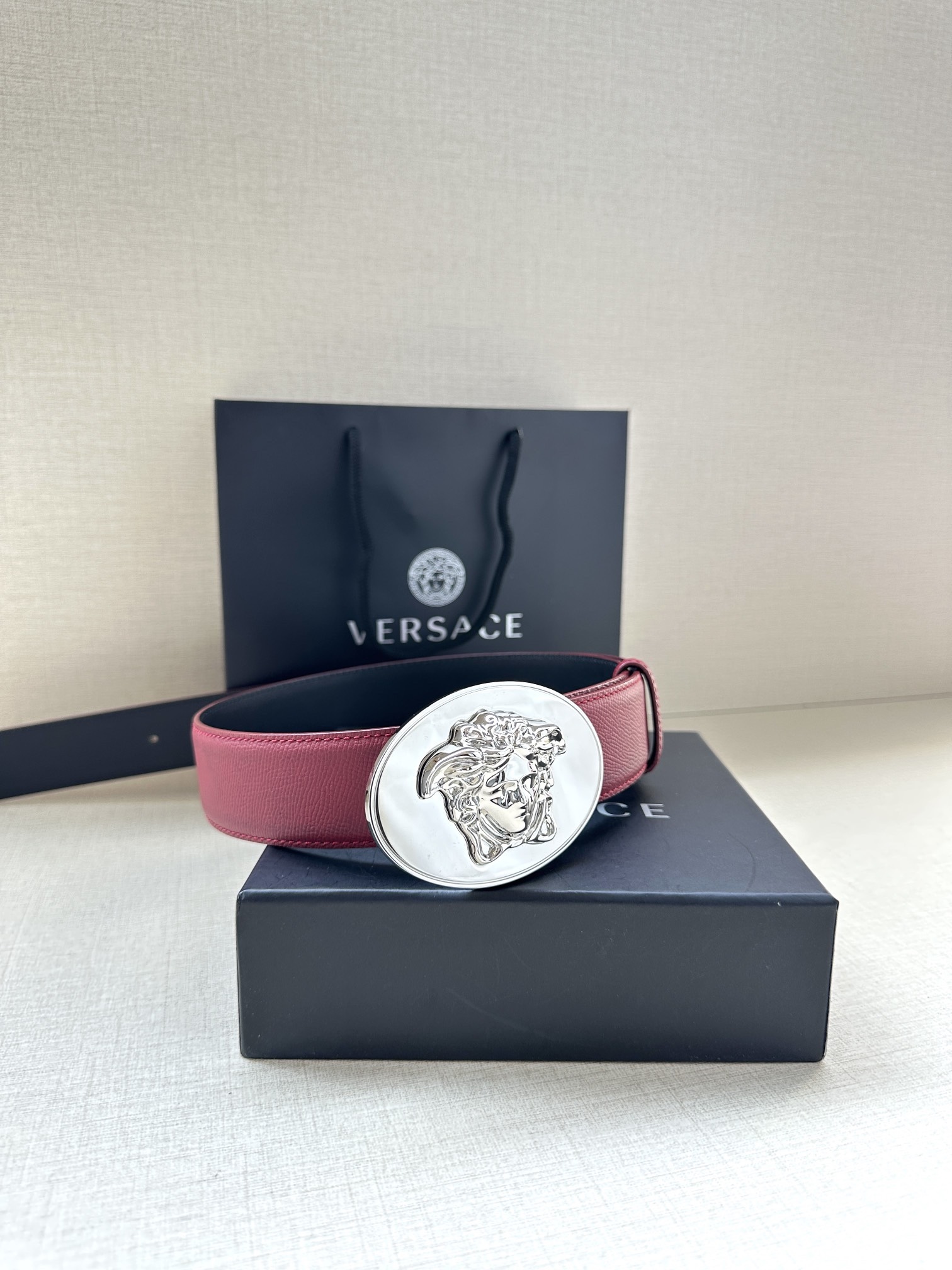 寬度：4.0cm （範思哲） 此款橢圓五金配件、腰帶飾有標誌性的Versace美杜莎頭像扣，彰顯品牌格調。是一款精美的衣櫥必備單品。