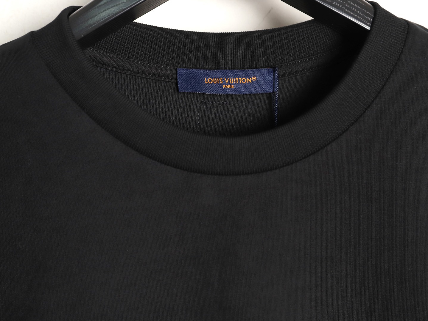 🔝LOUIS VUITTON LV 串珠刺繡標識短袖T恤
正品10400購入，32支緊密精梳棉，配套1*1羅紋，毛料酵洗，進口刺繡，定制1：1繡珠繡片，定制1：1商標，寬松版型
A Size：S-XL