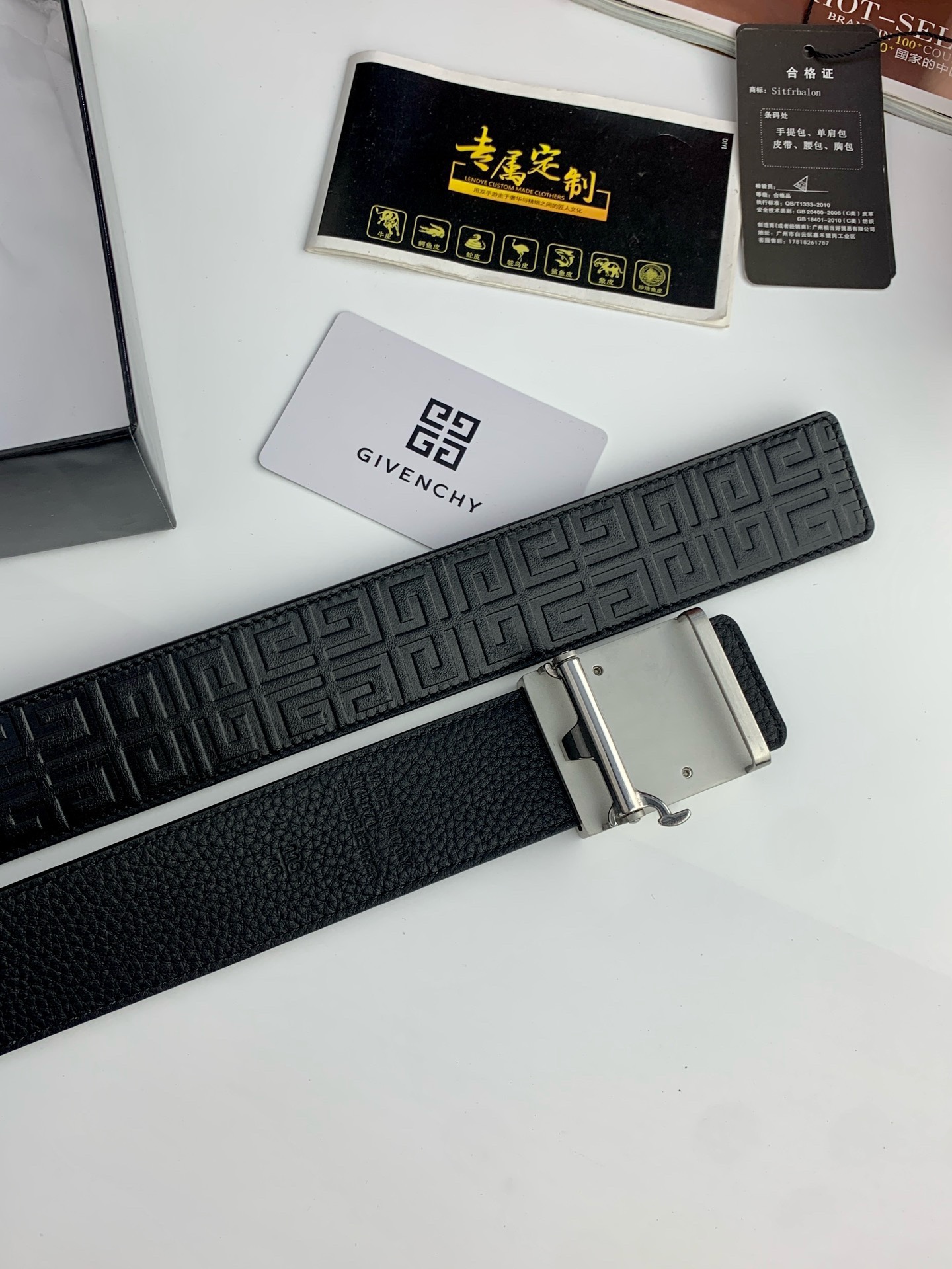 【紀梵希】新款男士 頭層小牛皮黑色壓花腰帶，內襯荔枝紋底，寬38毫米.搭配不鏽鋼經典4G自動扣.商務服裝造型的完美搭配。永恆經典！