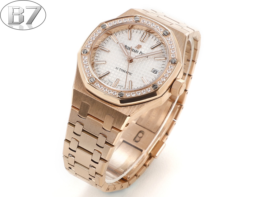 B7  Factory
AP愛彼 女款愛彼皇家橡樹 剔除機芯甲板多餘部分，使之變得更加鏤空——成就鋼表巔峰—— 實力演繹 衛冕“鋼”王！【6大精妙之處】1.正品拆解開模，尺寸為37毫米與正品一致！2.完美還原正品表殼的每一處細節，盡顯正品“稜角分明 堅毅果敢”的陽剛氣質。3.鋼帶的做工無可挑剔，比市面上任何鋼帶表做工均要更上一層樓，鋼帶頭粒和表頭銜接的“緩衝帶”的鬆緊程度與正品一模一樣。4.自動陀的與原裝致敬，是市面唯一做到顏色於原裝一致的版本（市面一般版本均偏紅）其上的ap族徽雕刻獨一無二。