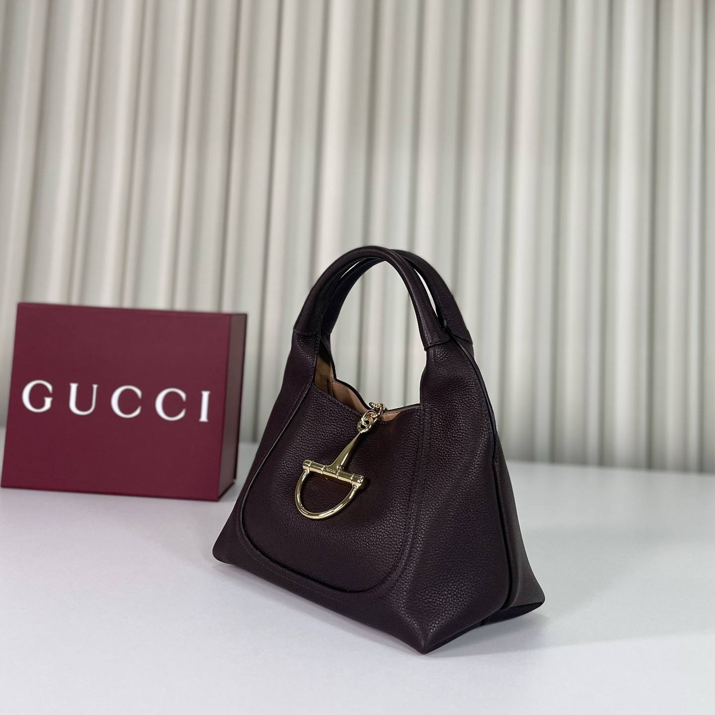 💫💫❤️❤️Gucci Softbit系列小號肩背包，匠心融蘊半馬銜扣造型品牌經典馬術風格配件。提手高15釐米，磁扣開合，款號837467咖啡棕皮，尺寸27.5X21X16