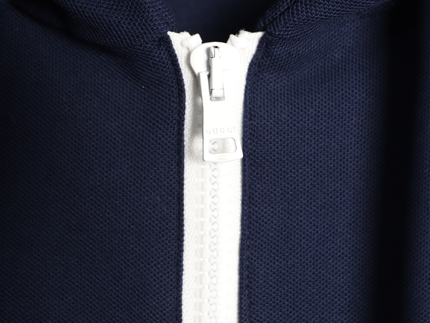 Gucci/古馳 G字母膠條拉鍊連帽外套
這款單品出自Lido系列，設計靈感源自意大利海岸的夏日風情和海灘俱樂部，早秋系列聚焦基礎廓形與經典細節，匠心呈獻日常服飾和晚裝造型，這款休閒連帽衛衣採用平紋針織面料精制而成，中央貫穿點綴G標識條紋印花，男女同款，定制輔料三標
A Size:S-XL