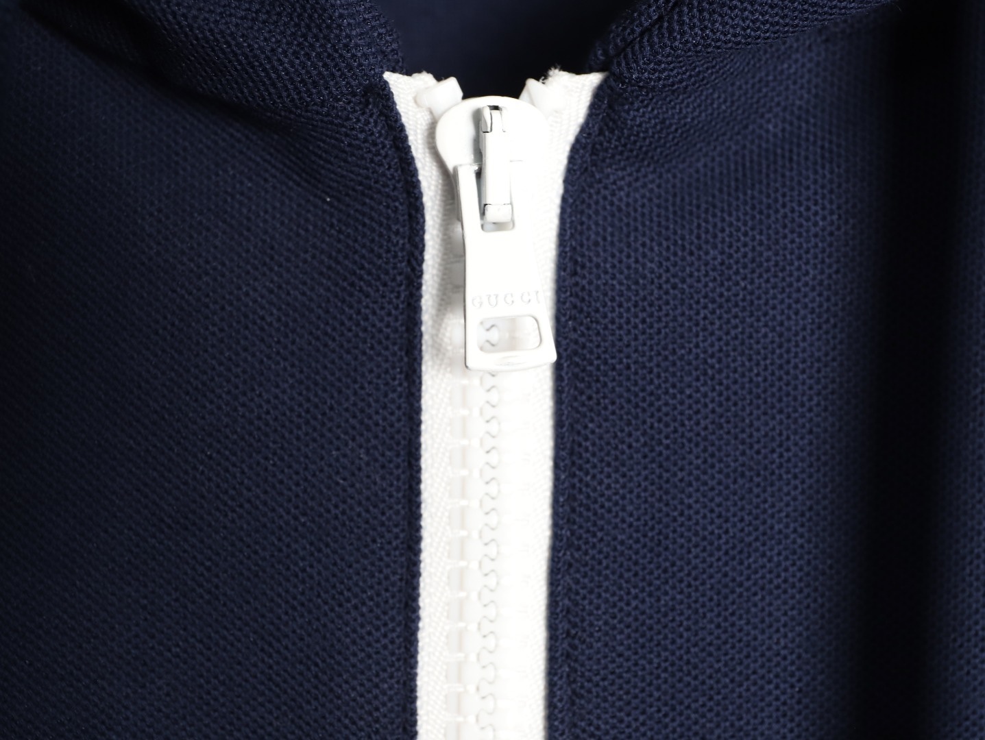 Gucci/古馳 G字母膠條拉鍊連帽外套
這款單品出自Lido系列，設計靈感源自意大利海岸的夏日風情和海灘俱樂部，早秋系列聚焦基礎廓形與經典細節，匠心呈獻日常服飾和晚裝造型，這款休閒連帽衛衣採用平紋針織面料精制而成，中央貫穿點綴G標識條紋印花，男女同款，定制輔料三標
A Size:S-XL