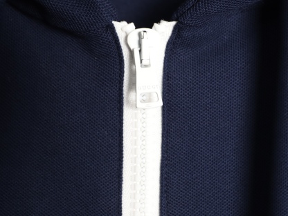 Gucci/古馳 G字母膠條拉鍊連帽外套
這款單品出自Lido系列，設計靈感源自意大利海岸的夏日風情和海灘俱樂部，早秋系列聚焦基礎廓形與經典細節，匠心呈獻日常服飾和晚裝造型，這款休閒連帽衛衣採用平紋針織面料精制而成，中央貫穿點綴G標識條紋印花，男女同款，定制輔料三標
A Size:S-XL