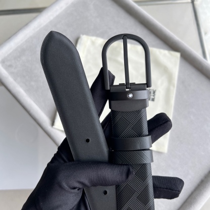 風尚系列馬蹄形帶扣經典黑腰帶 35毫米
作為所有造型的可靠伴侶，這款3.5cm腰帶採用醒目的萬寶龍風尚3.0印花皮革製成，搭配黑色馬蹄形帶扣，飾以橡膠塗層和精美的萬寶龍品牌六角白星標識。黑色萬寶龍風尚牛皮 皮革圖案 帶扣飾有萬寶龍品牌六 白星標識 搭扣裝置 易開啓裝置，可調節皮帶長度 主要顏色
黑色
搭扣類型
針扣式表扣