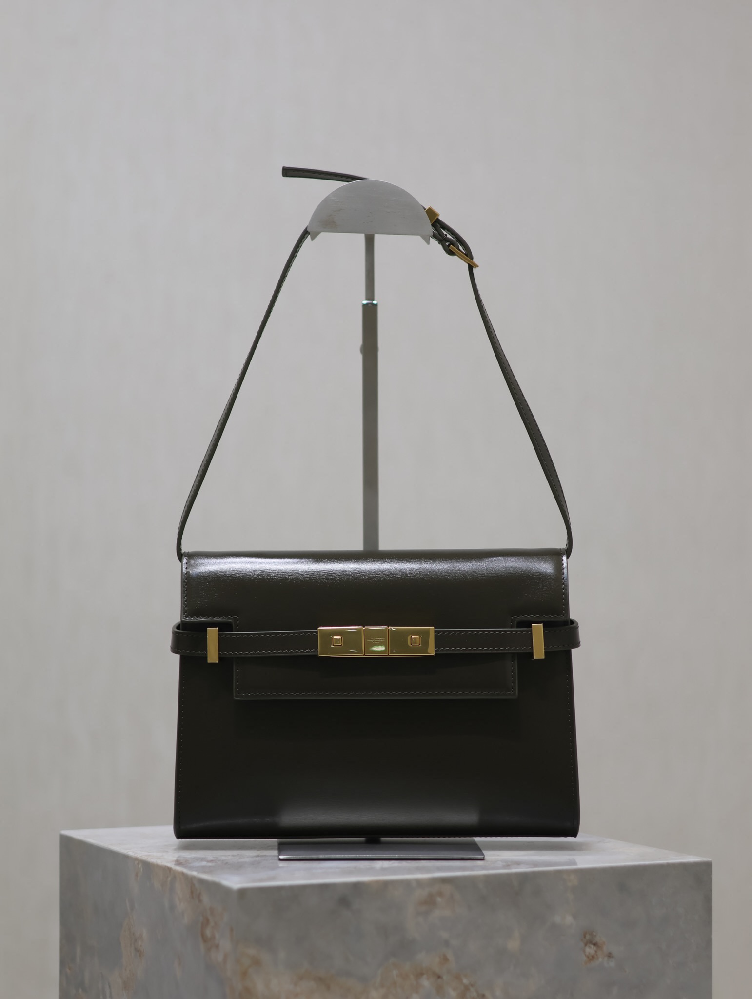 Manhattan_24cm
專櫃同步新款Manhattan法棍包小號24cm全新到貨！最新包型翻蓋曼哈頓法棍包，一改以往經典的logo，取而代之低調簡約的設計風格，它有點像H家的凱莉，很有復古的味道！商務➕休閒兩者結合，總結起來就是百搭！可以手拿，可以單肩或斜挎，一包多用，滿足了商務型女士，又滿足了小女生的休閒！精心挑選的原廠皮、完美的走線、精緻的五金讓整個包包都散髮出高級的味道！
型號：675626
尺寸：24x17.5x6cm